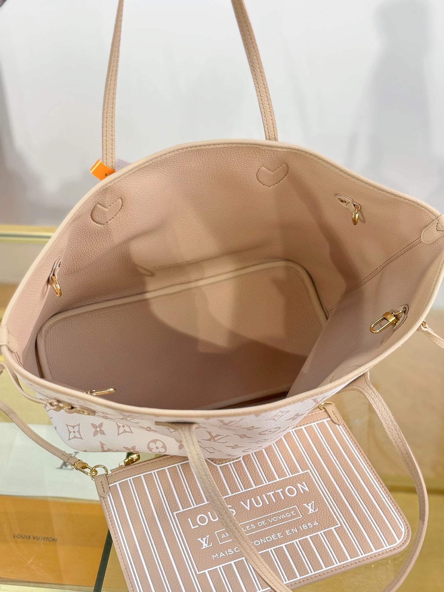 路L家-M25665 NEVERFULL INSIDE OUT中型手袋-白花