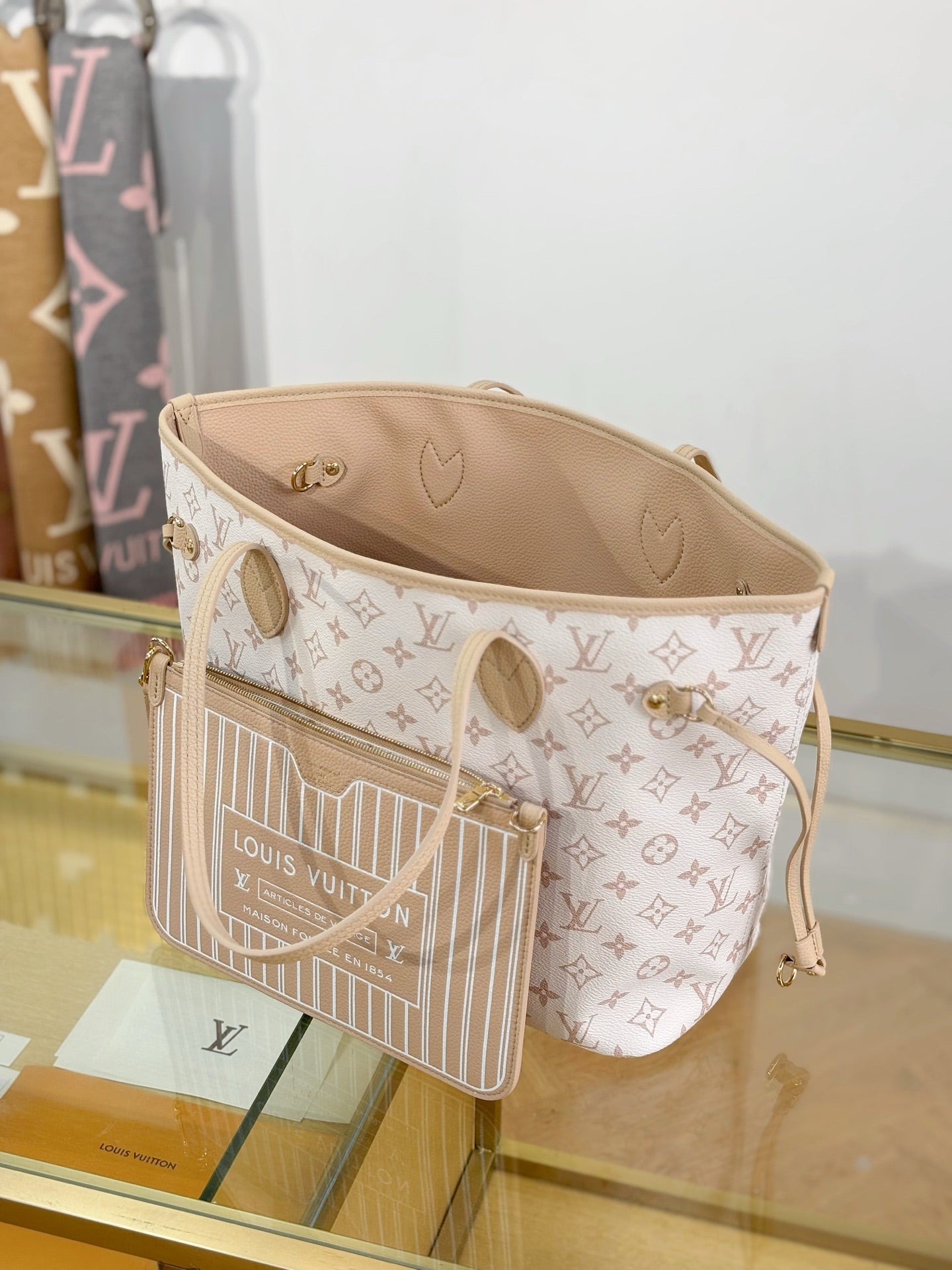 路L家-M25665 NEVERFULL INSIDE OUT中型手袋-白花
