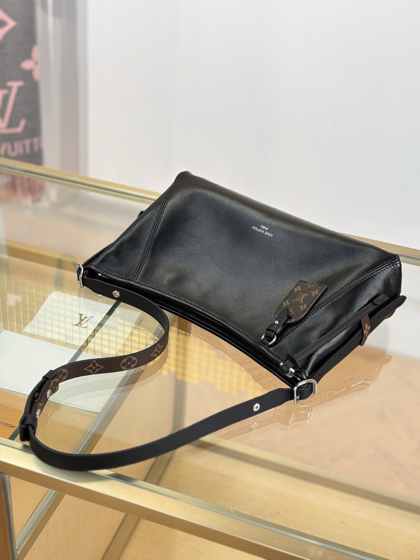 路L家-M28160CARRYALL EAST WEST 手袋 黑色