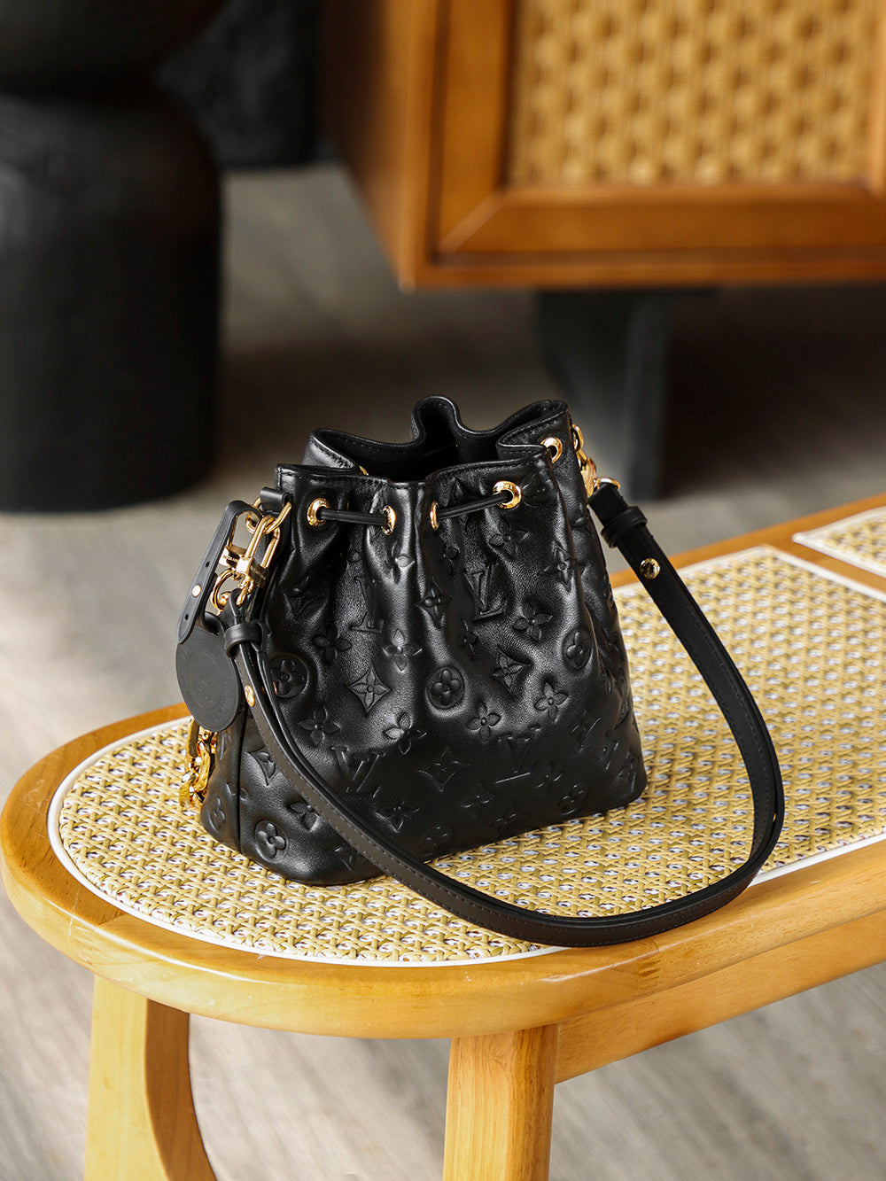 路L家-M26216 COUSSIN BUCKET手袋 小羊皮 黑色