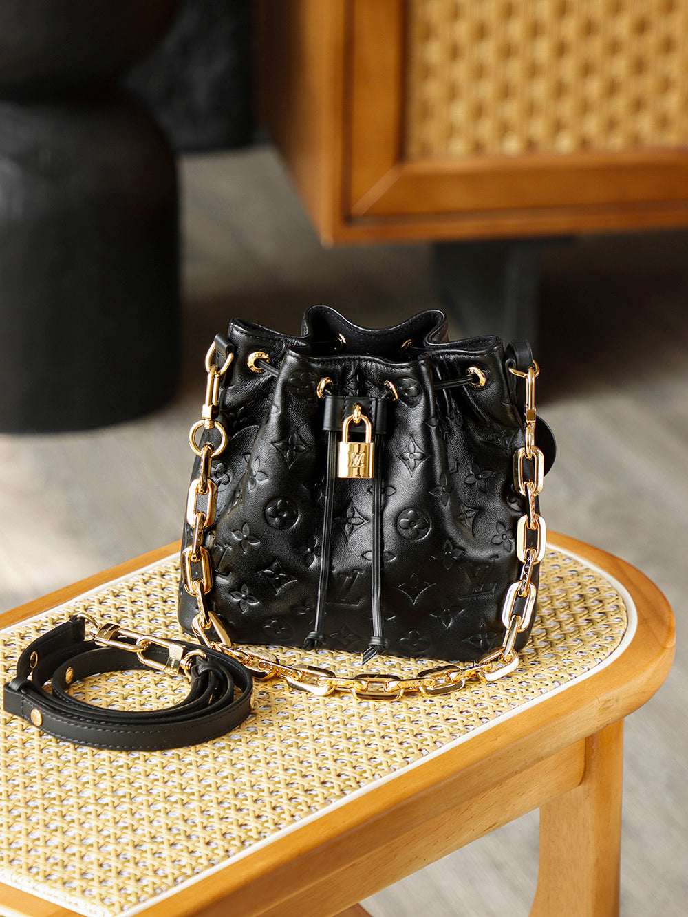 路L家-M26216 COUSSIN BUCKET手袋 小羊皮 黑色
