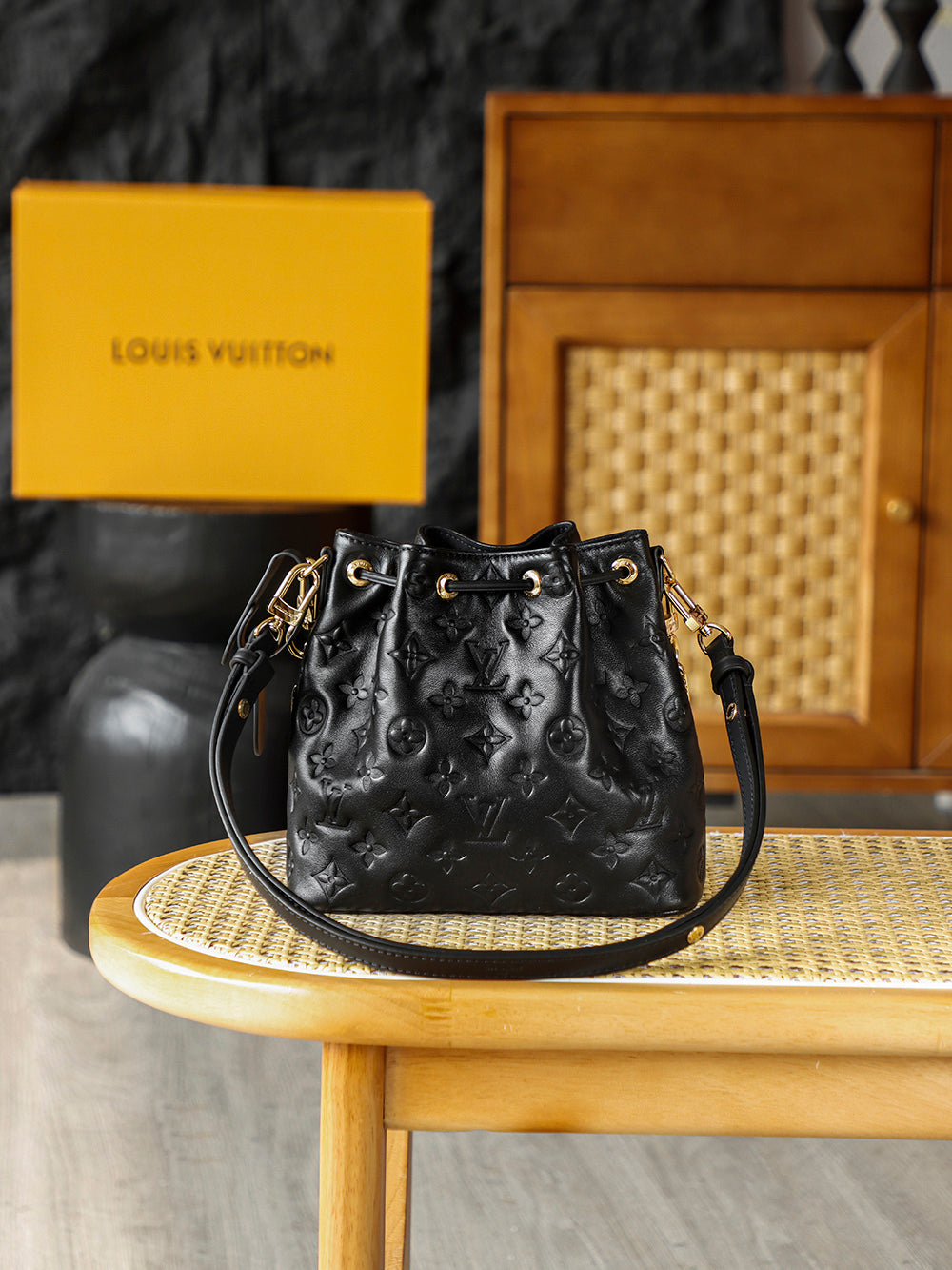 路L家-M26216 COUSSIN BUCKET手袋 小羊皮 黑色