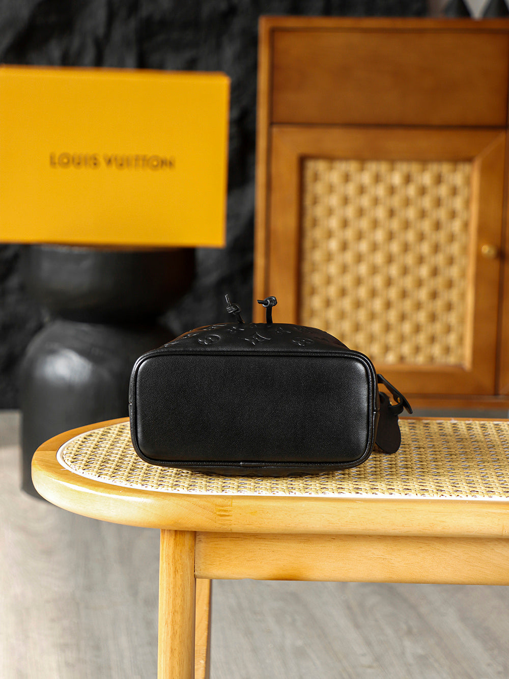 路L家-M26216 COUSSIN BUCKET手袋 小羊皮 黑色