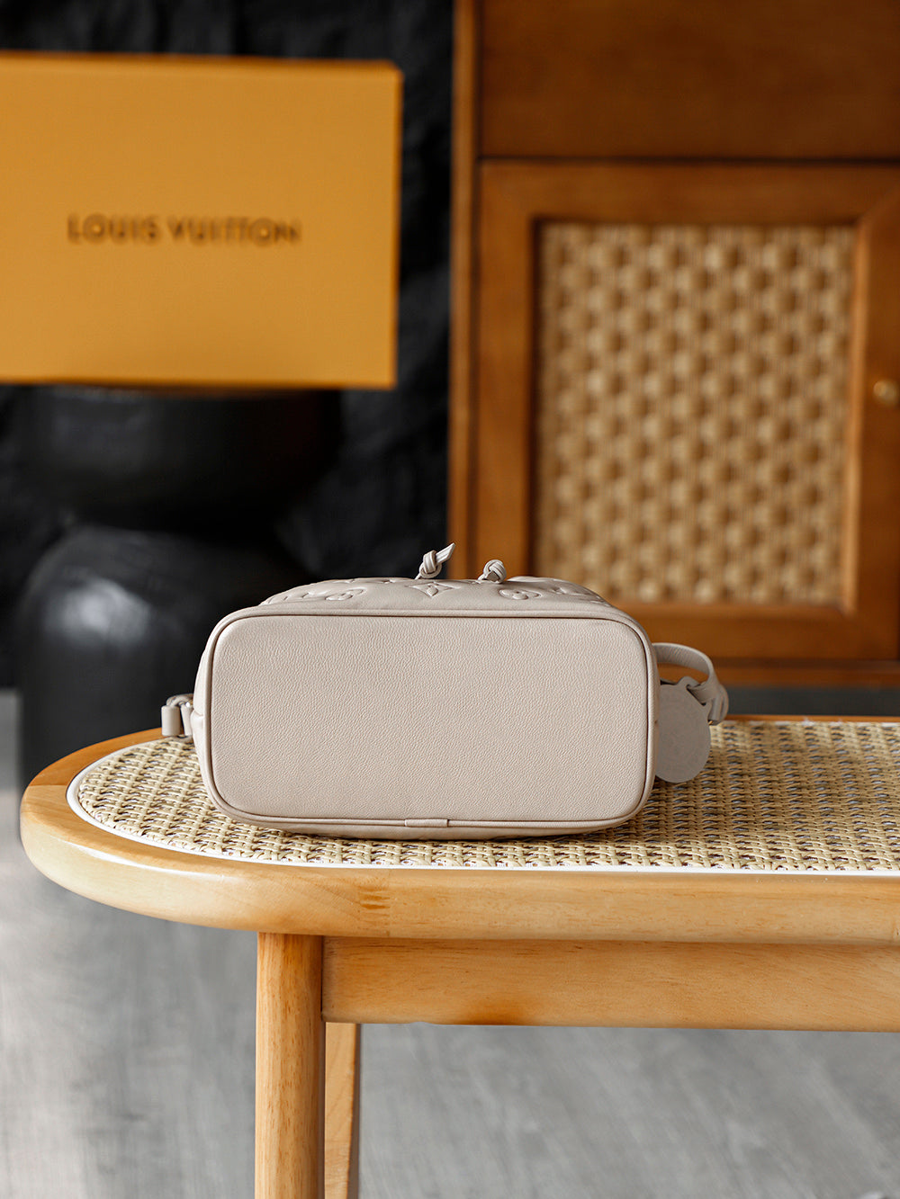 路L家-M26530 COUSSIN BUCKET手袋 小羊皮 杏色
