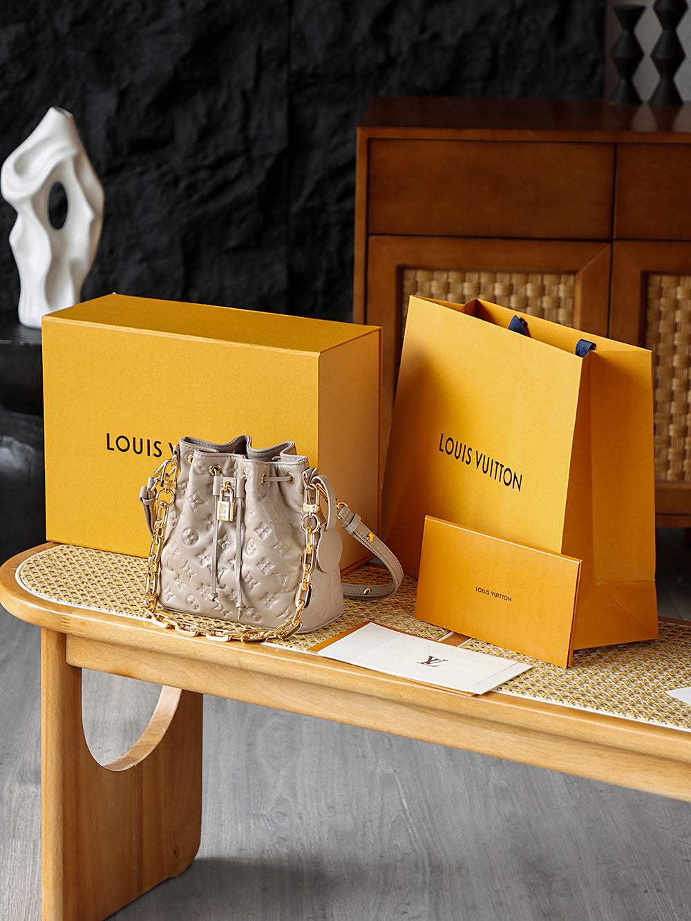 路L家-M26530 COUSSIN BUCKET手袋 小羊皮 杏色