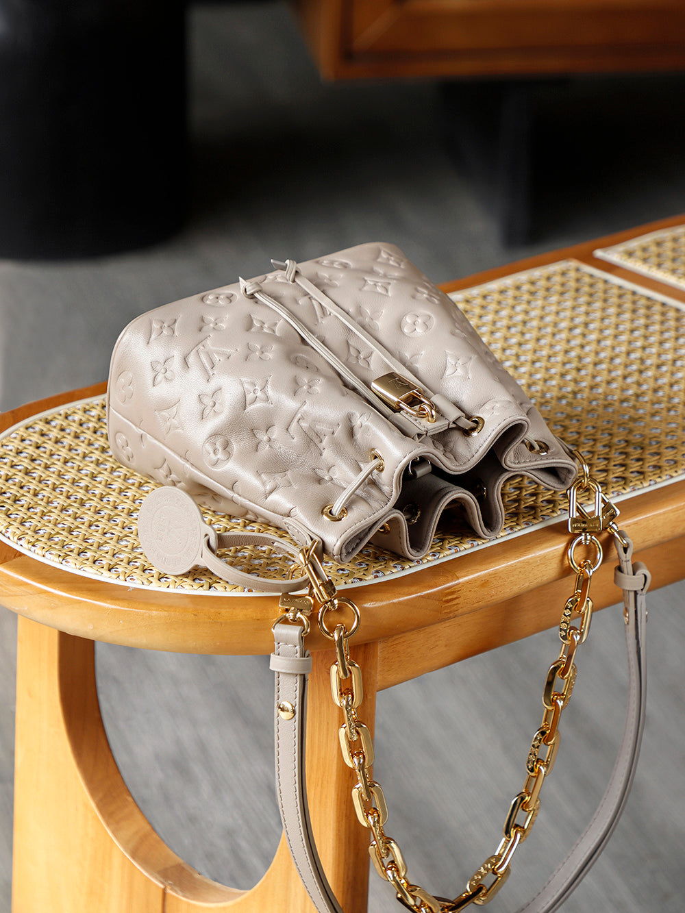 路L家-M26530 COUSSIN BUCKET手袋 小羊皮 杏色