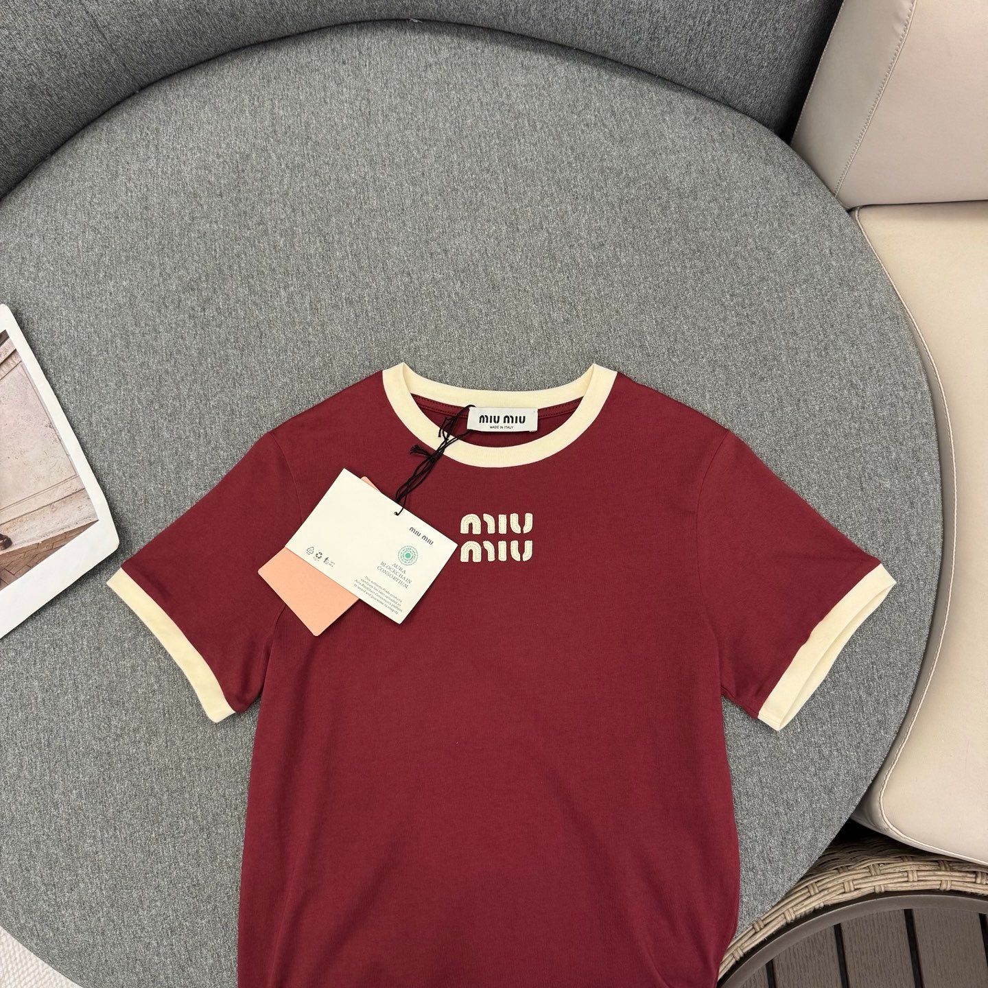 穆M家-26春夏系列撞色logo貼飾T 紅色