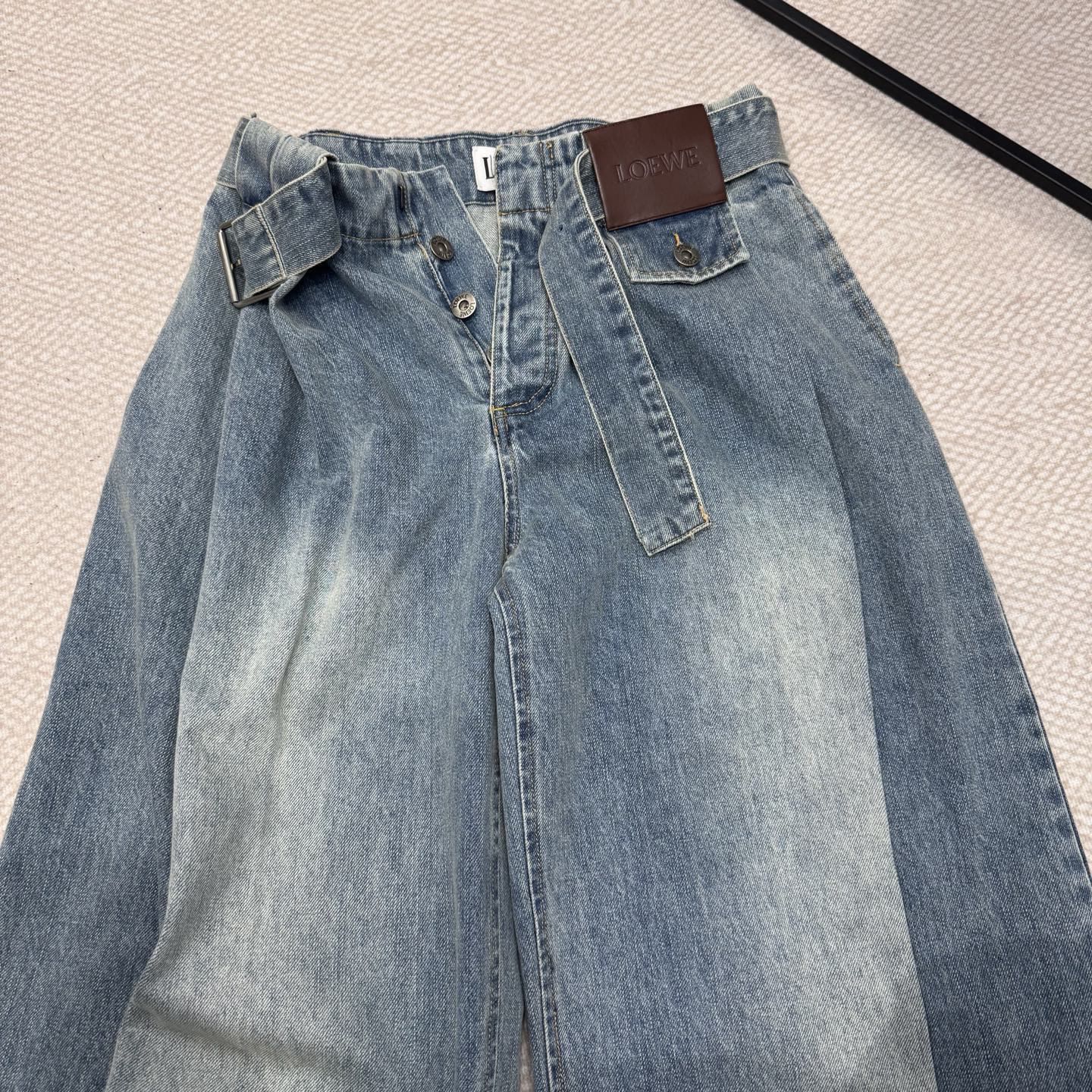 羅L家-26新品logo皮牌襉褶腰牛仔褲