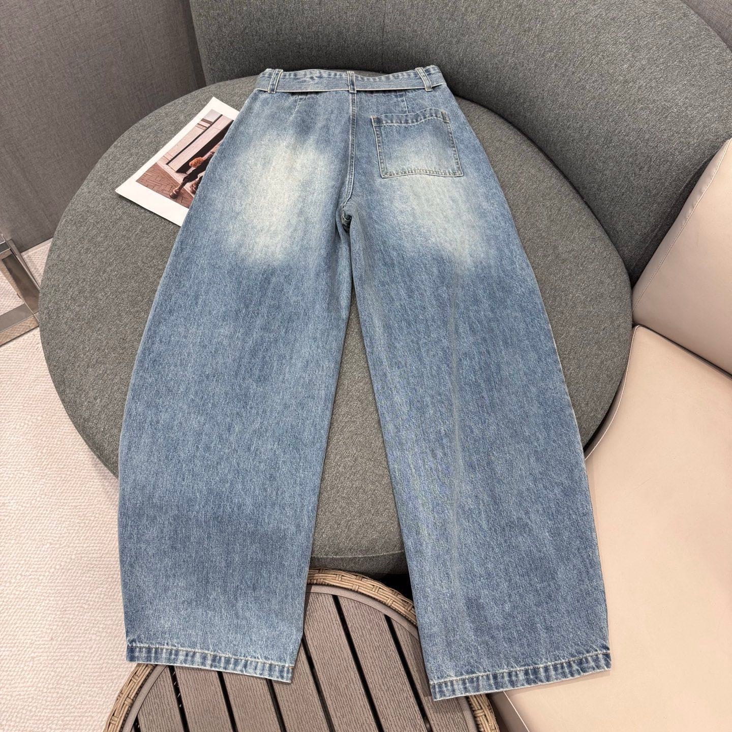 羅L家-26新品logo皮牌襉褶腰牛仔褲