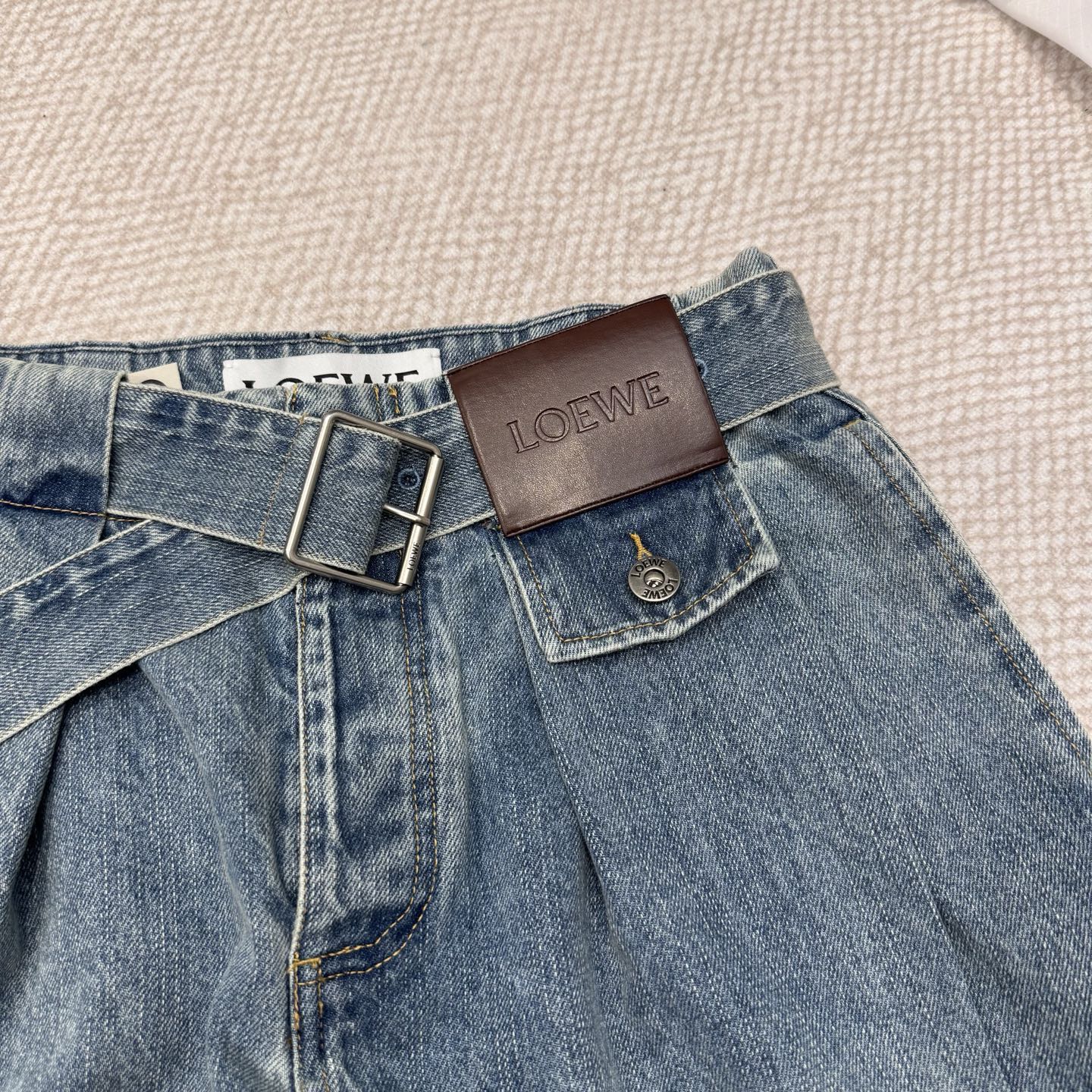 羅L家-26新品logo皮牌襉褶腰牛仔褲