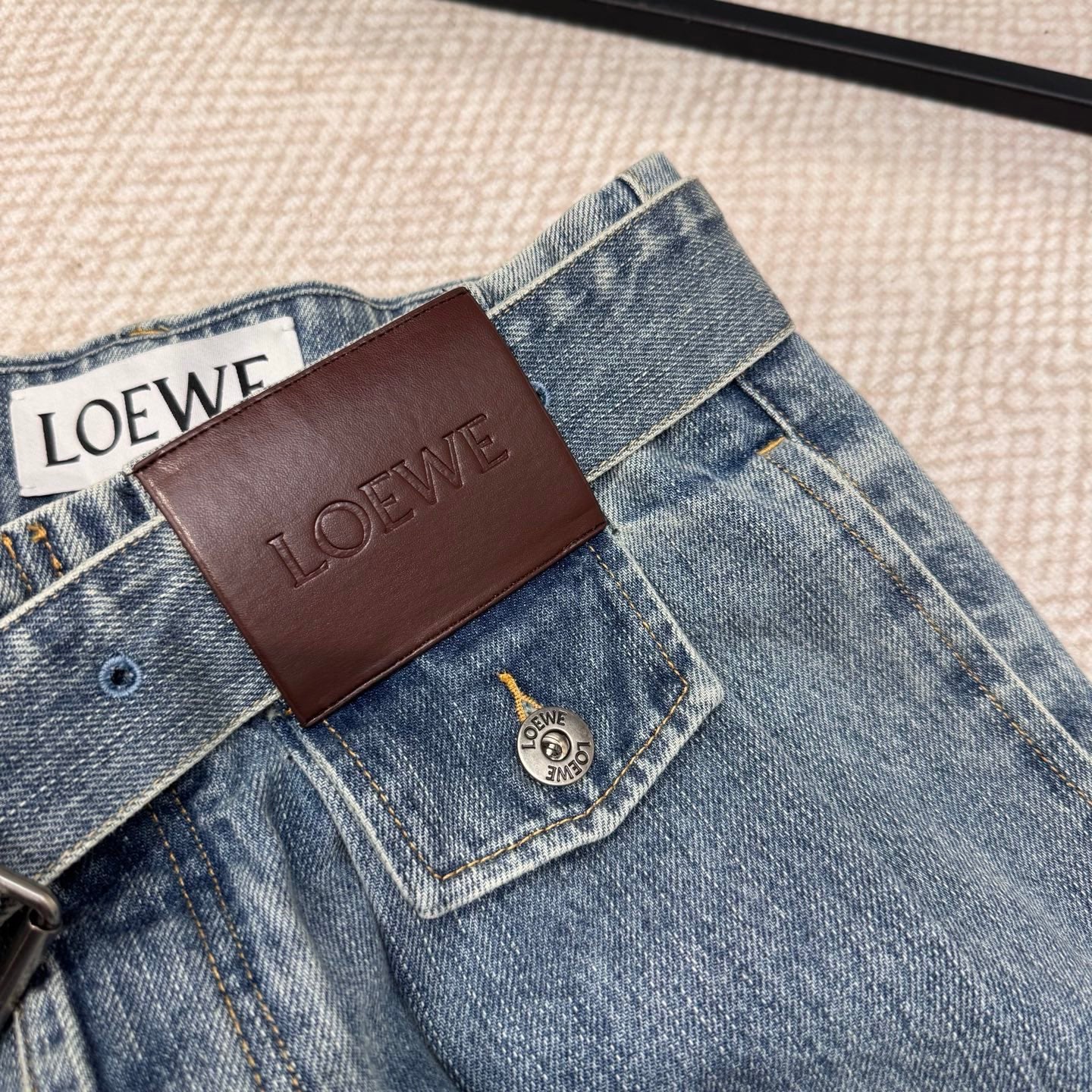 羅L家-26新品logo皮牌襉褶腰牛仔褲