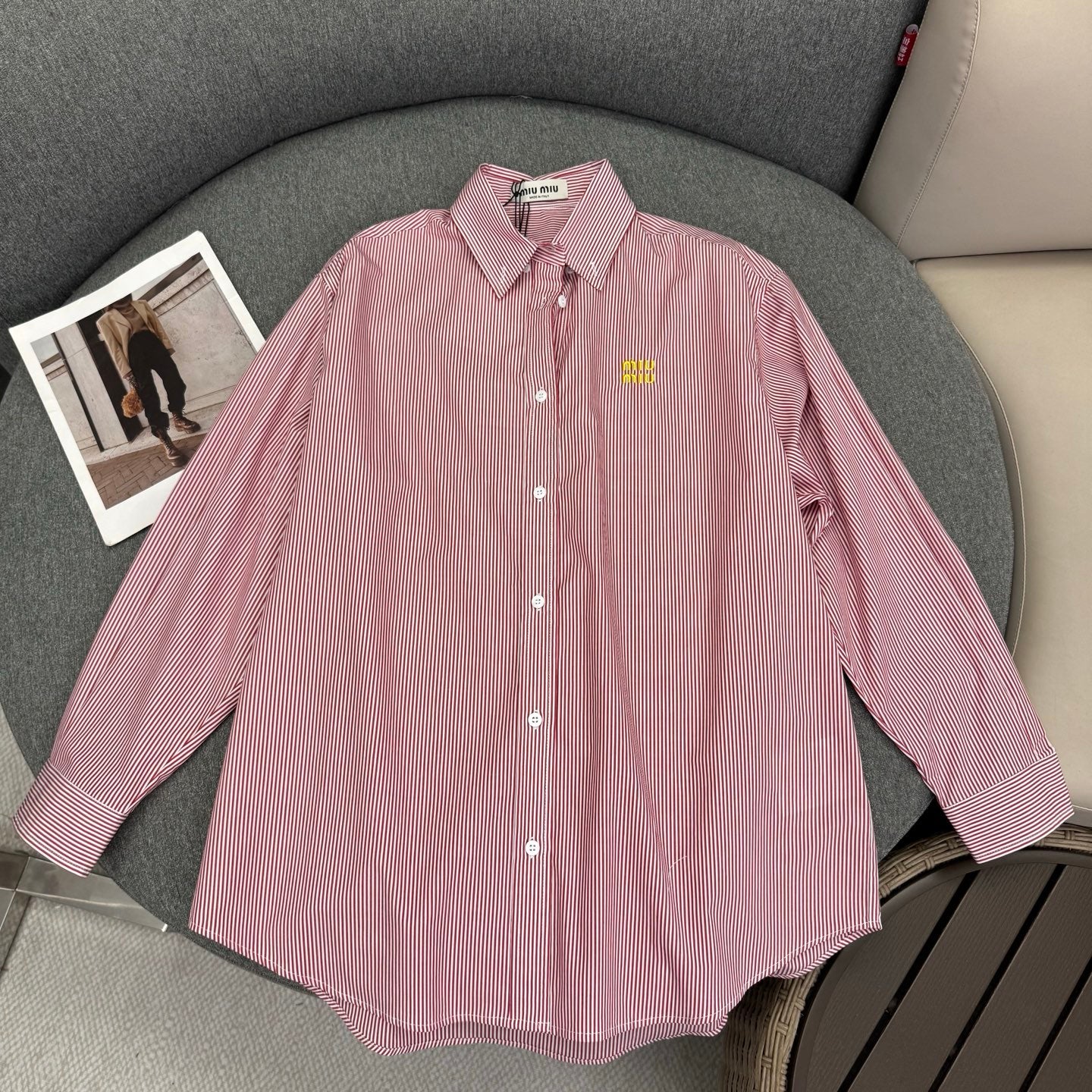 穆M家-26春夏系列紅條紋標誌刺繡男友風寬鬆襯衫