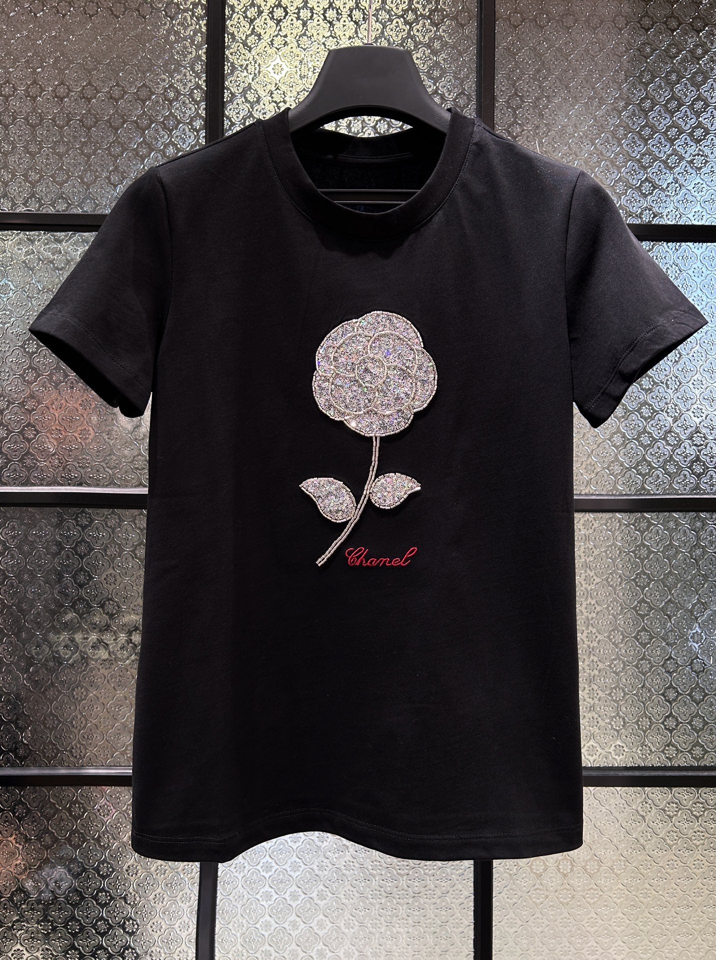 小香家-立體玫瑰刺繡T 黑色