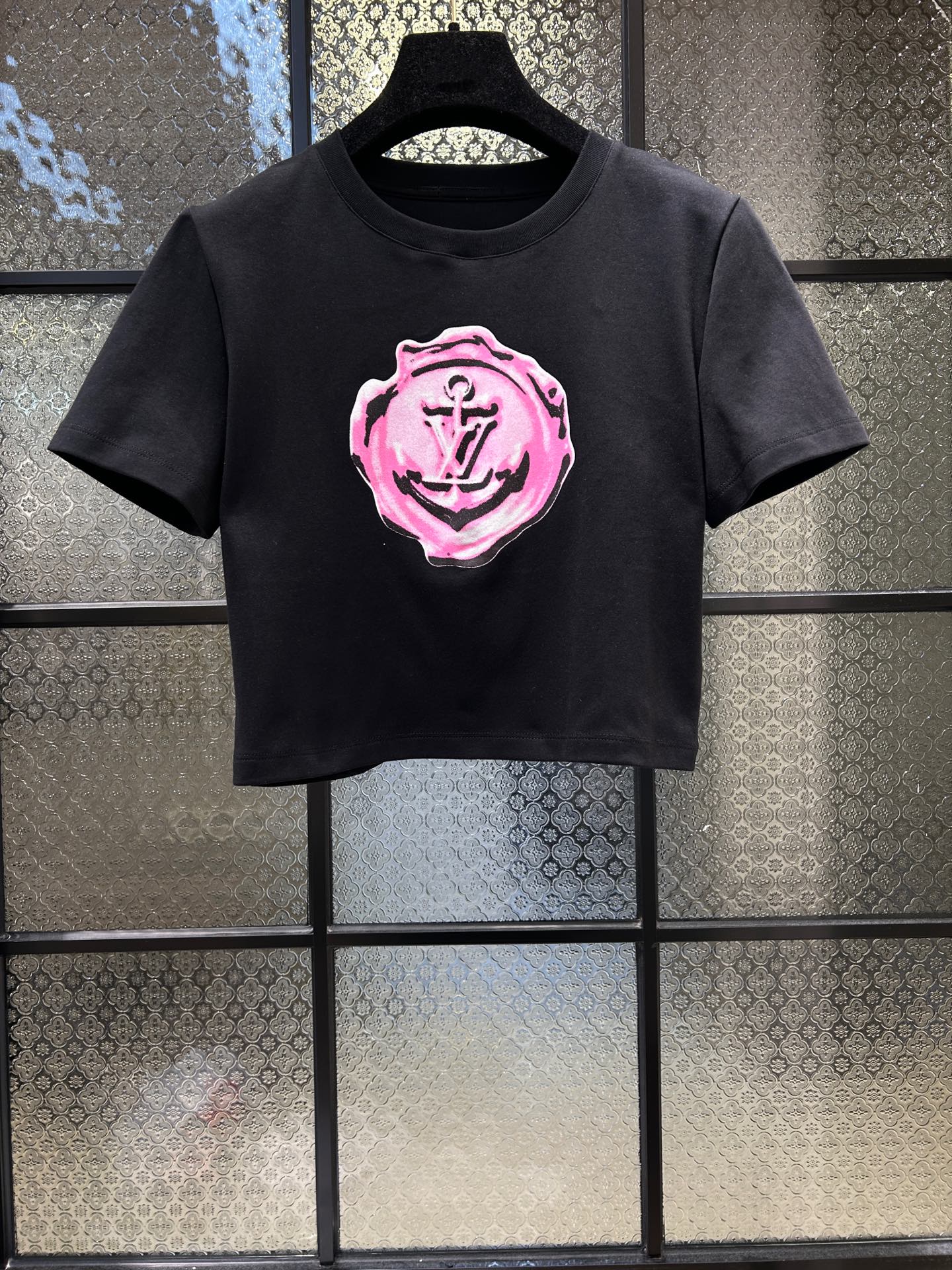 路L家-26新款胸前粉紅色印章短T 黑色