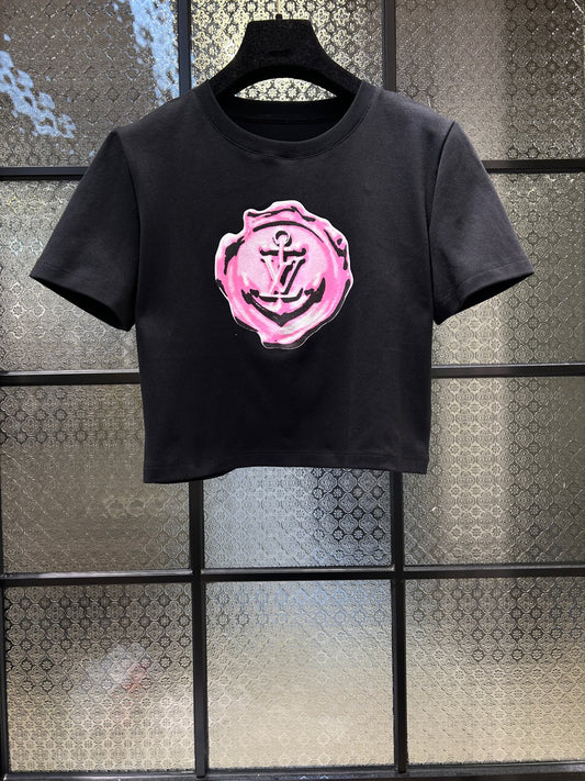 路L家-26新款胸前粉紅色印章短T 黑色