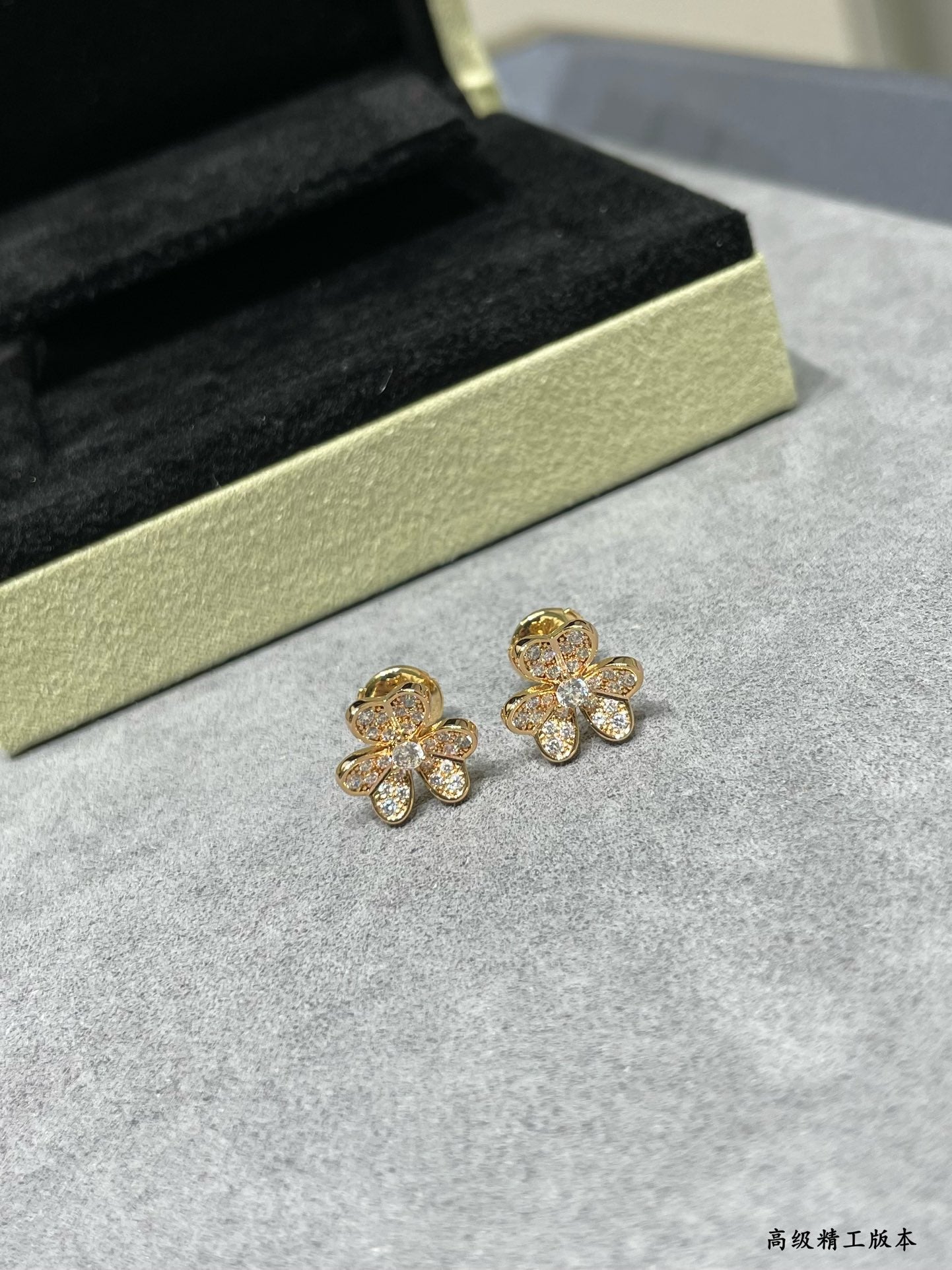 梵克V-26迷你滿鑽三葉草耳釘