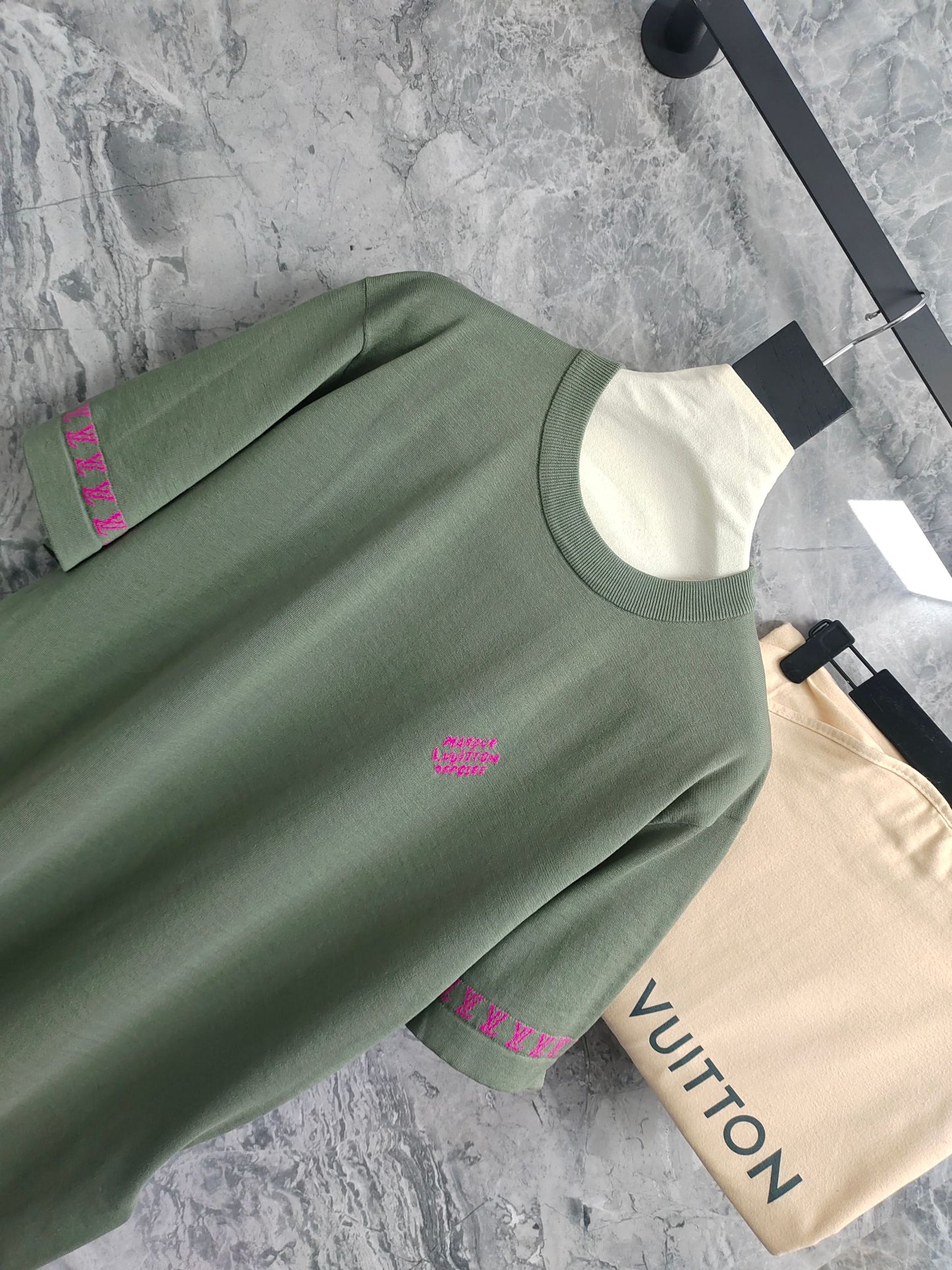 路L家-寬鬆袖粉logo短袖上衣