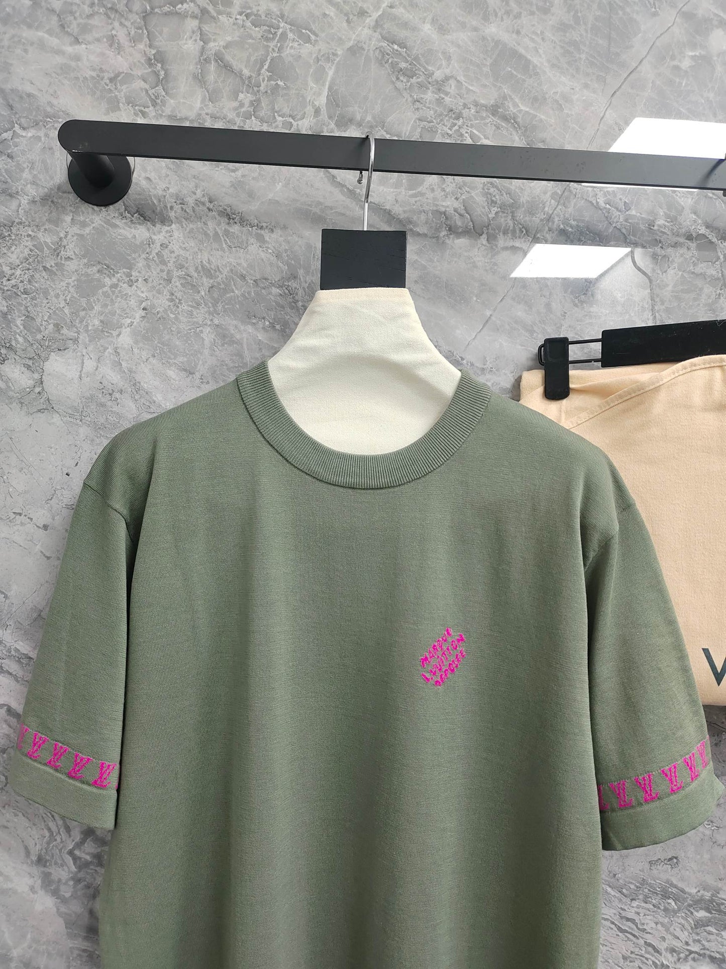 路L家-寬鬆袖粉logo短袖上衣