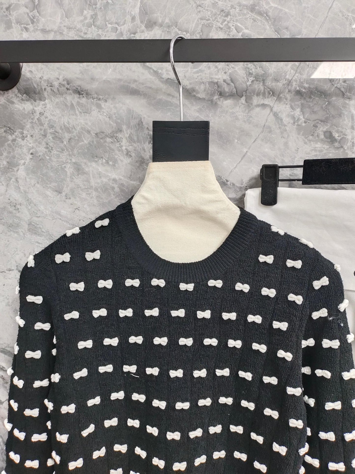 小香家-25滿版刺繡蝴蝶結毛衣