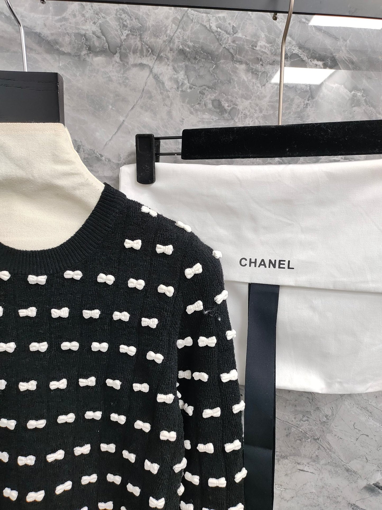 小香家-25滿版刺繡蝴蝶結毛衣