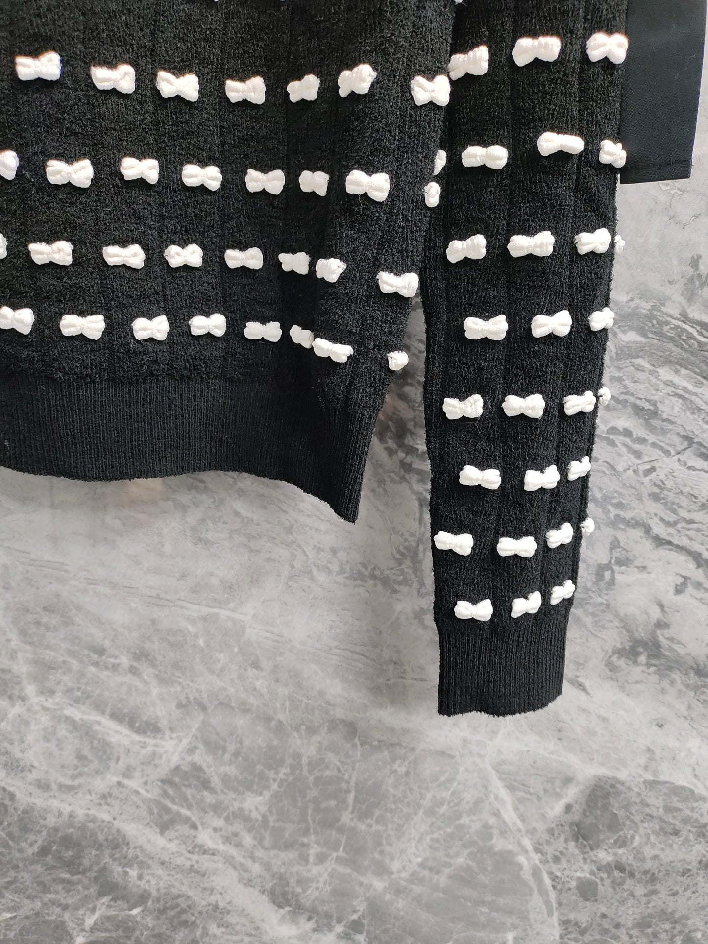 小香家-25滿版刺繡蝴蝶結毛衣