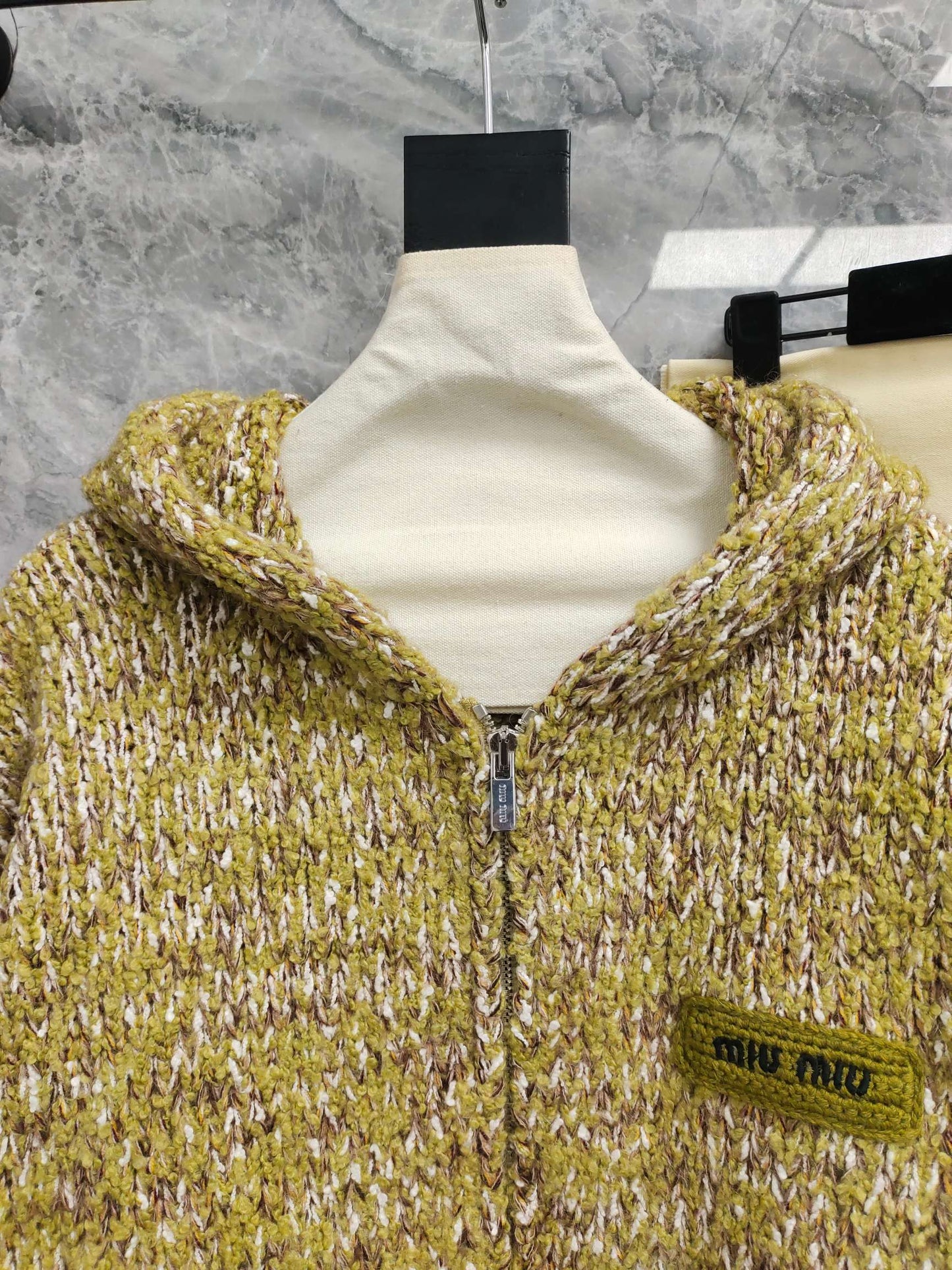 穆M家-logo刺繡徽章正面拉鍊抽繩外套