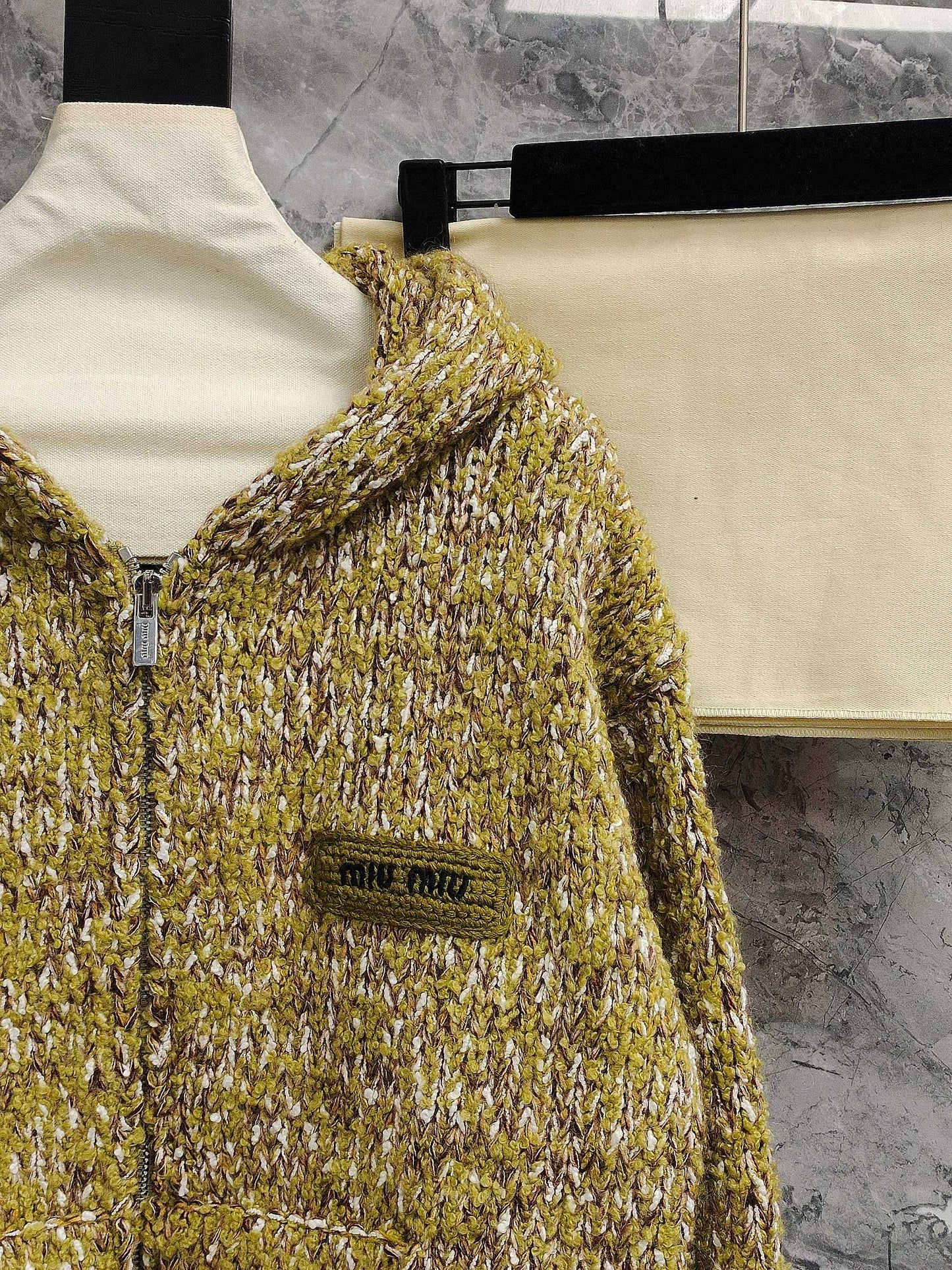穆M家-logo刺繡徽章正面拉鍊抽繩外套