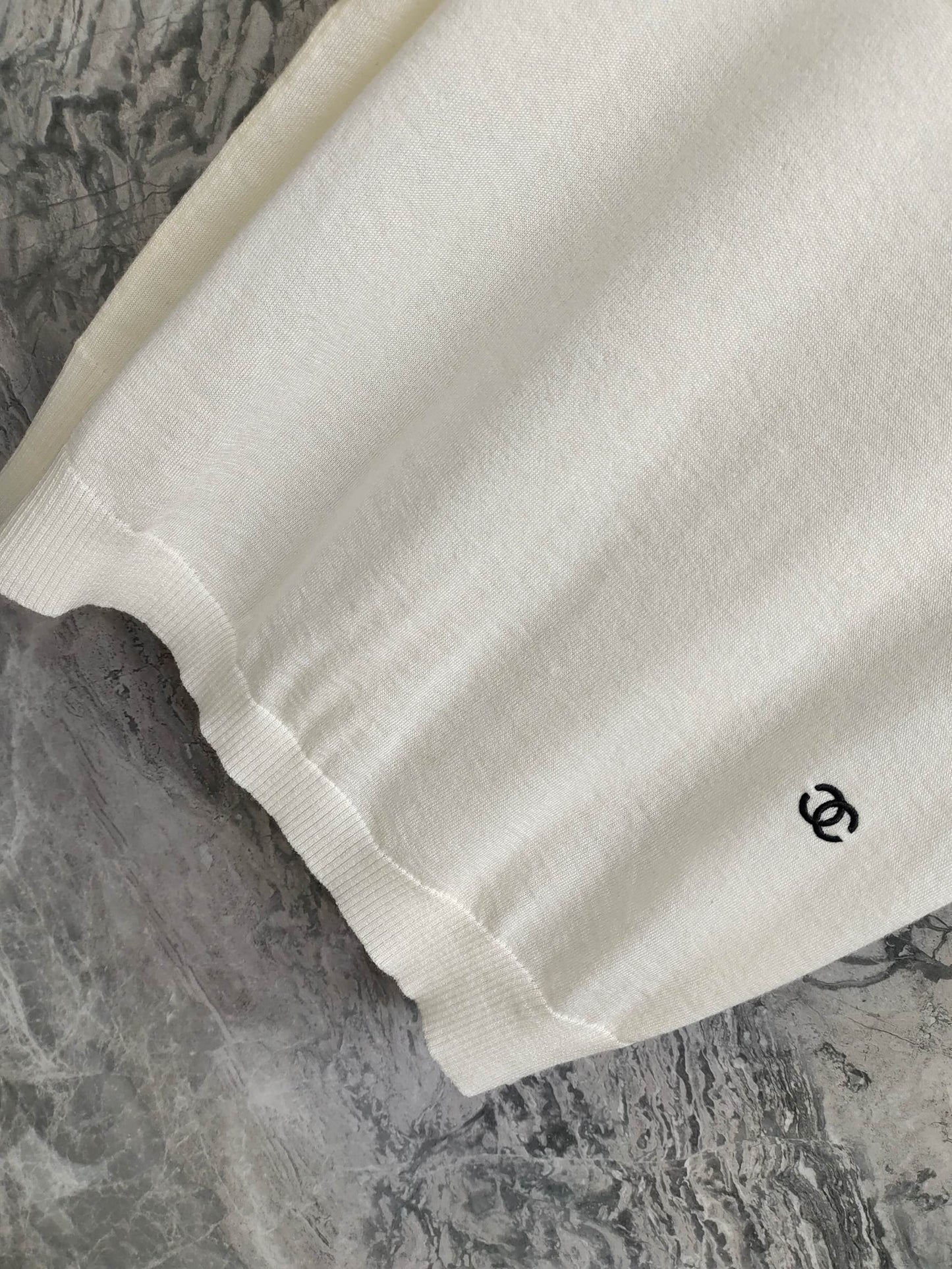 小香家-下擺刺繡logo短袖上衣 白色