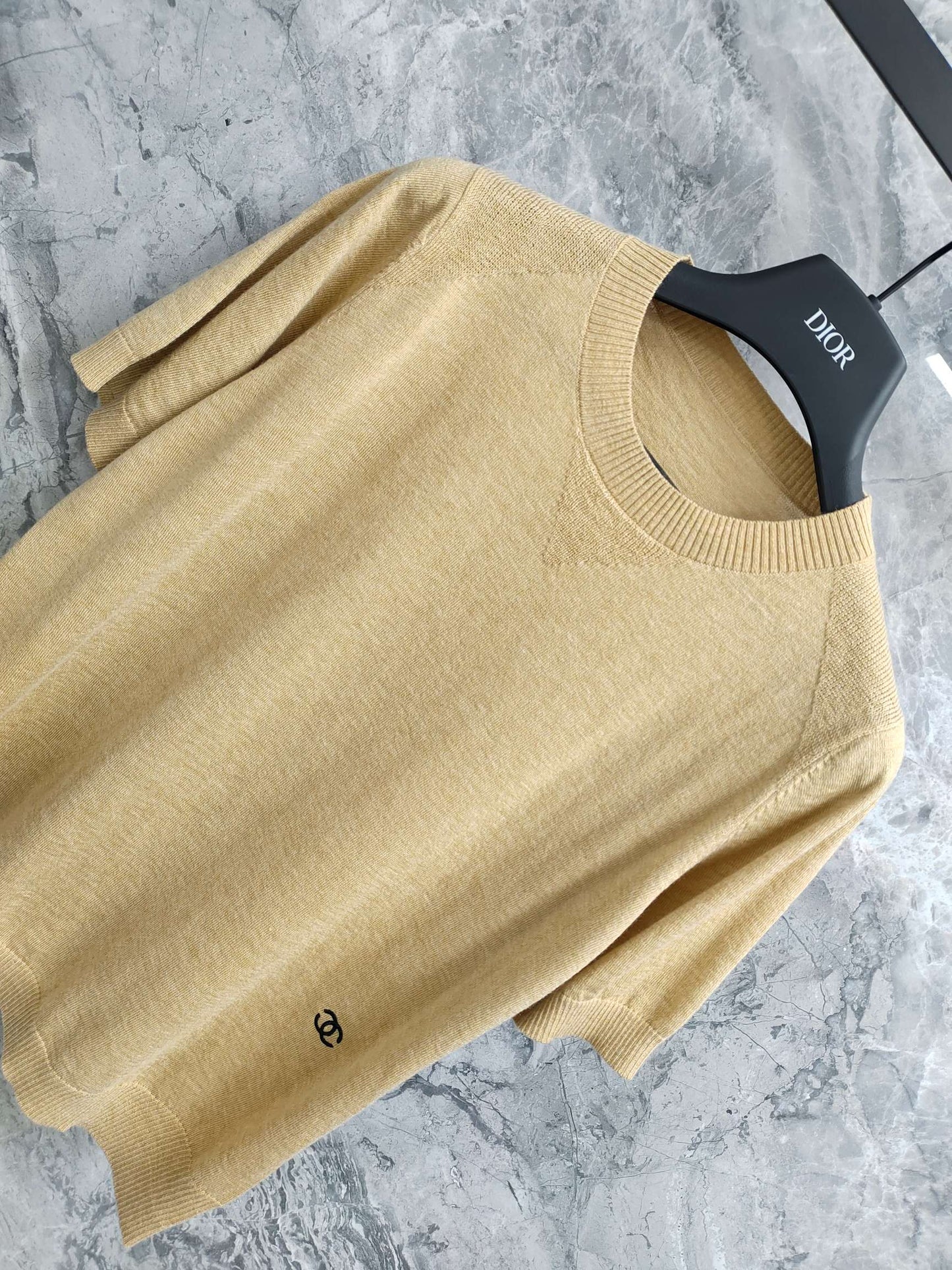 小香家-下擺刺繡logo短袖上衣 黃色