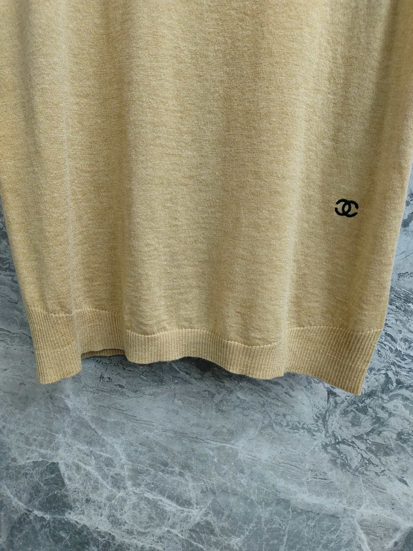 小香家-下擺刺繡logo短袖上衣 黃色