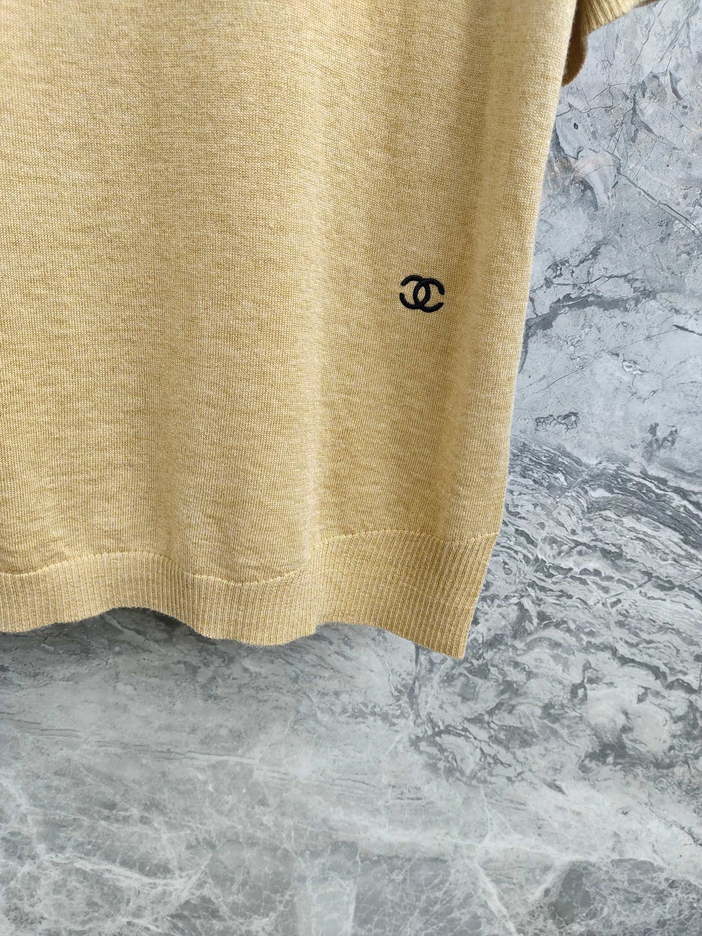 小香家-下擺刺繡logo短袖上衣 黃色