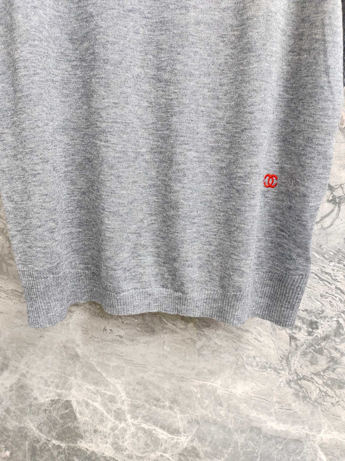 小香家-下擺刺繡logo短袖上衣 灰色