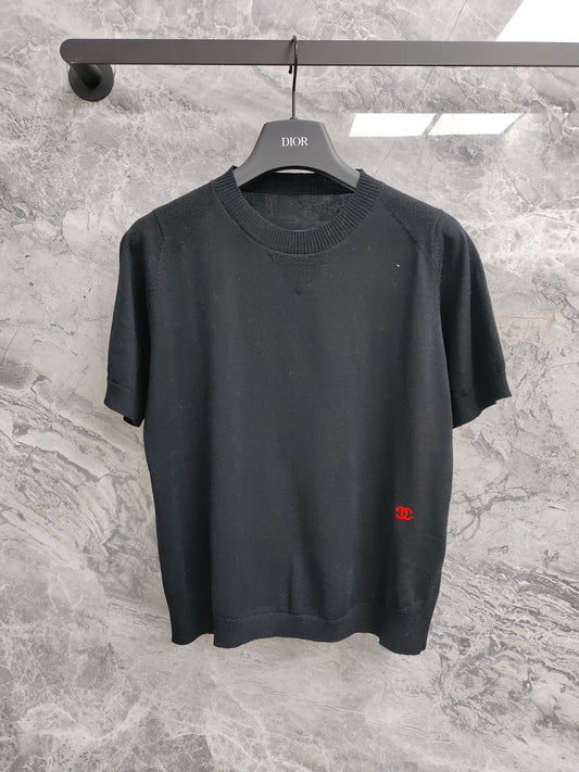 小香家-下擺刺繡logo短袖上衣 黑色