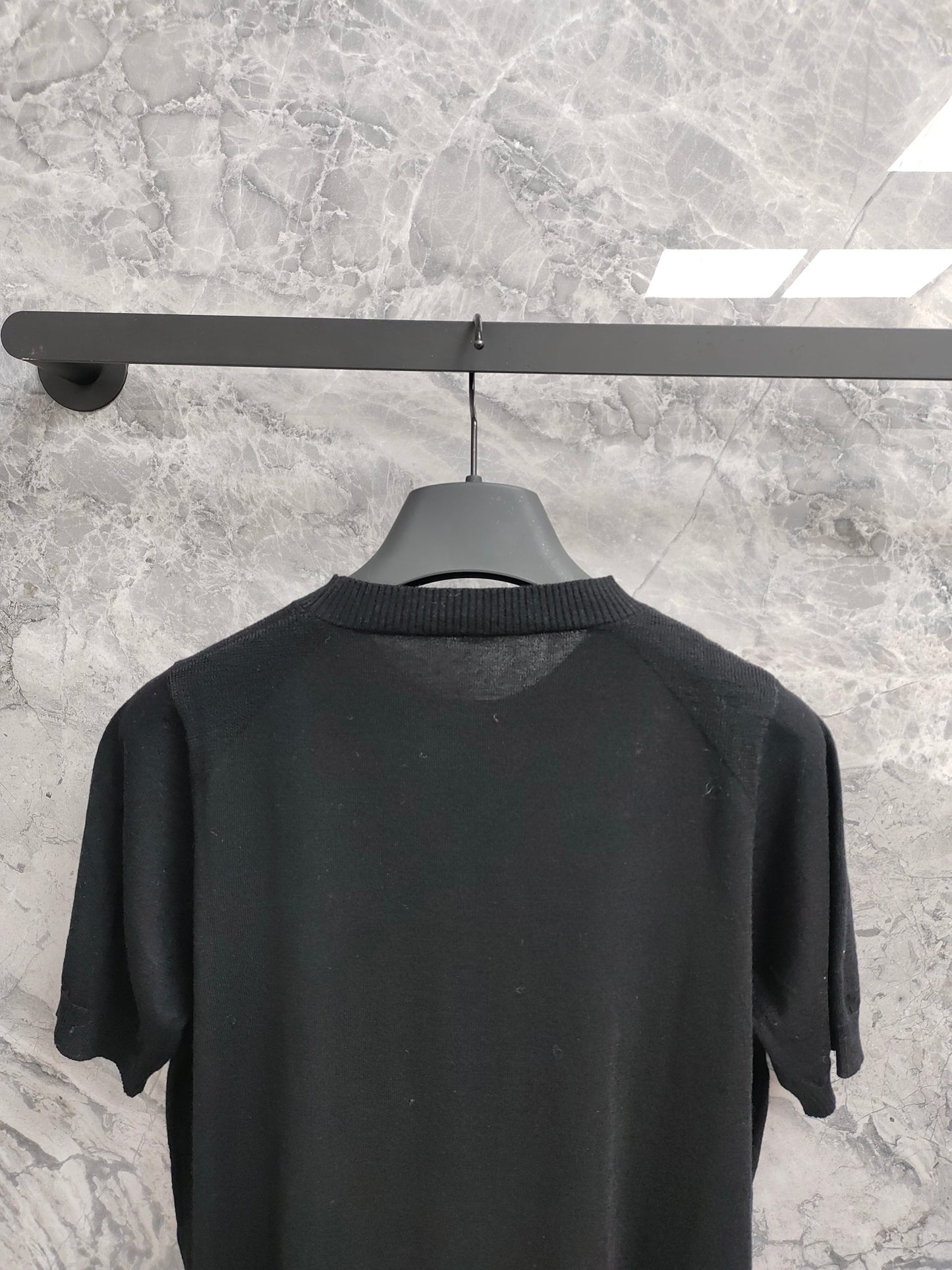 小香家-下擺刺繡logo短袖上衣 黑色