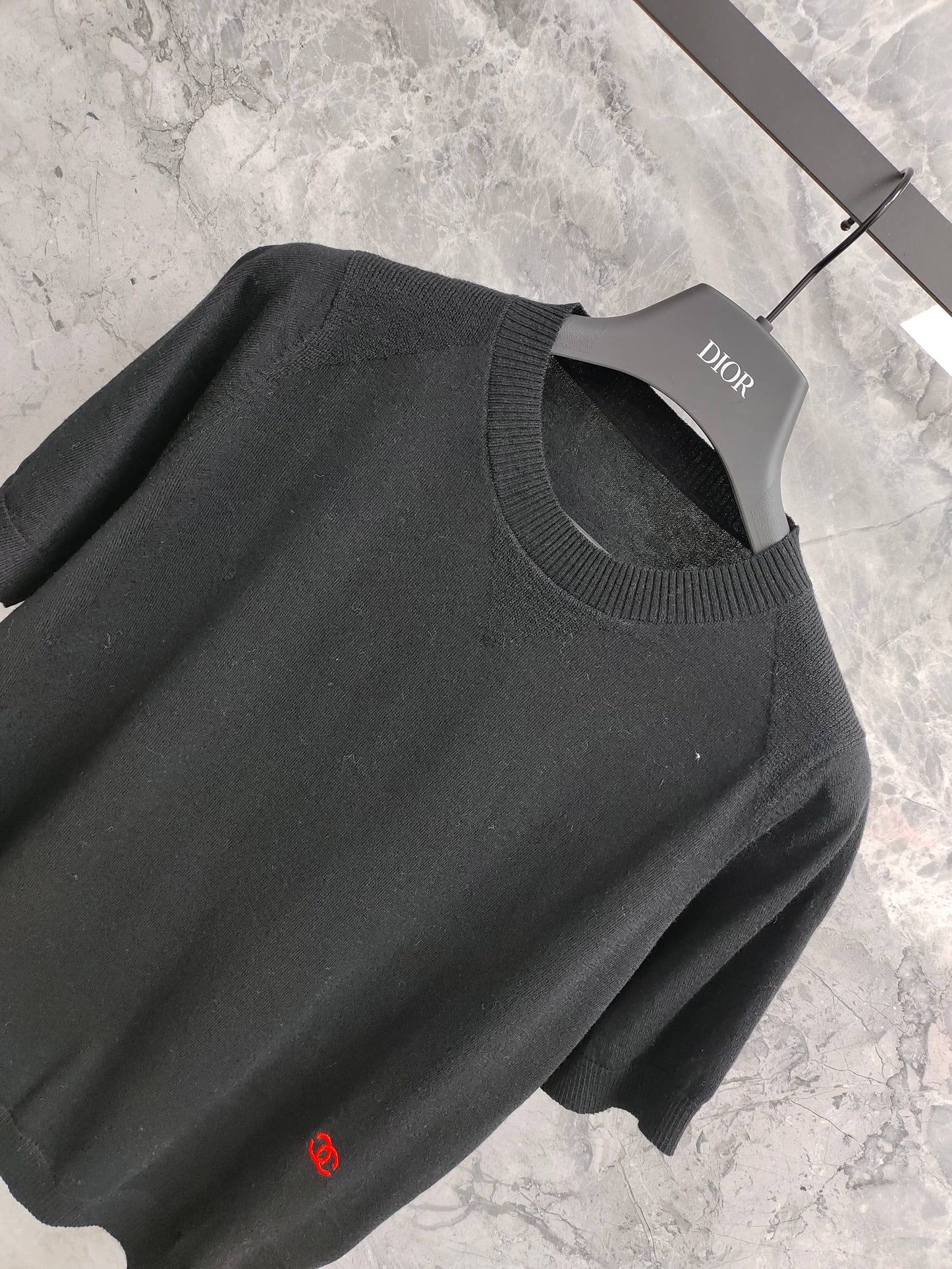 小香家-下擺刺繡logo短袖上衣 黑色