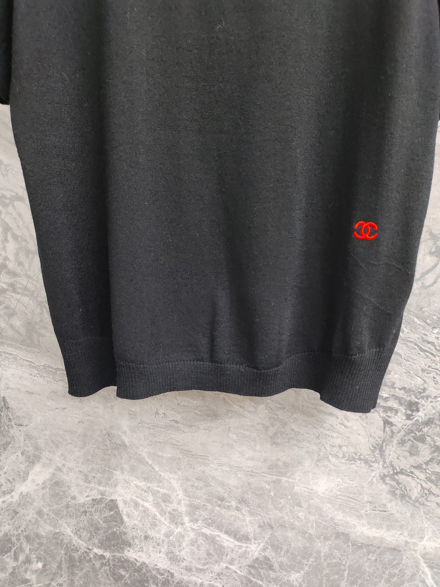 小香家-下擺刺繡logo短袖上衣 黑色