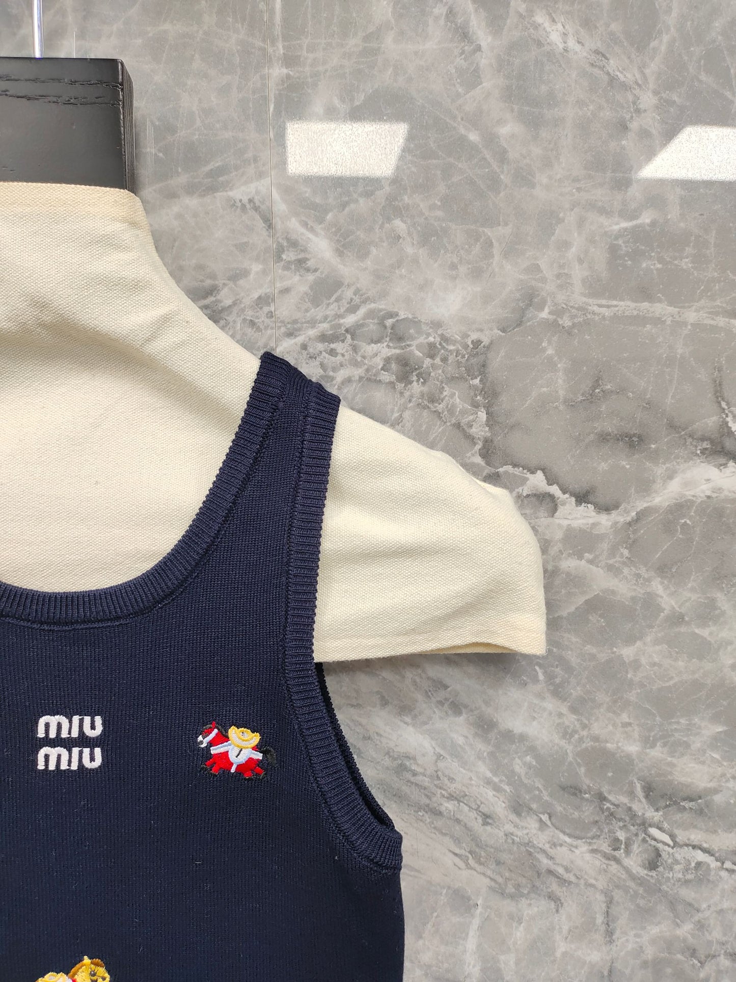穆M家-𝟐𝟔𝐏 刺繡拼色無袖上衣背心 深藍