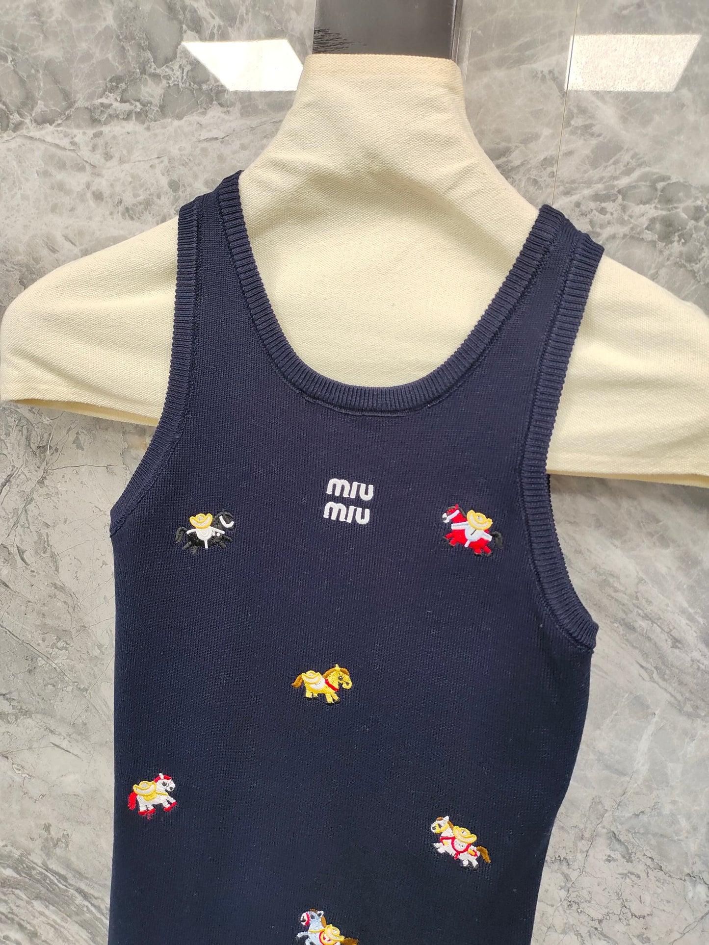 穆M家-𝟐𝟔𝐏 刺繡拼色無袖上衣背心 深藍