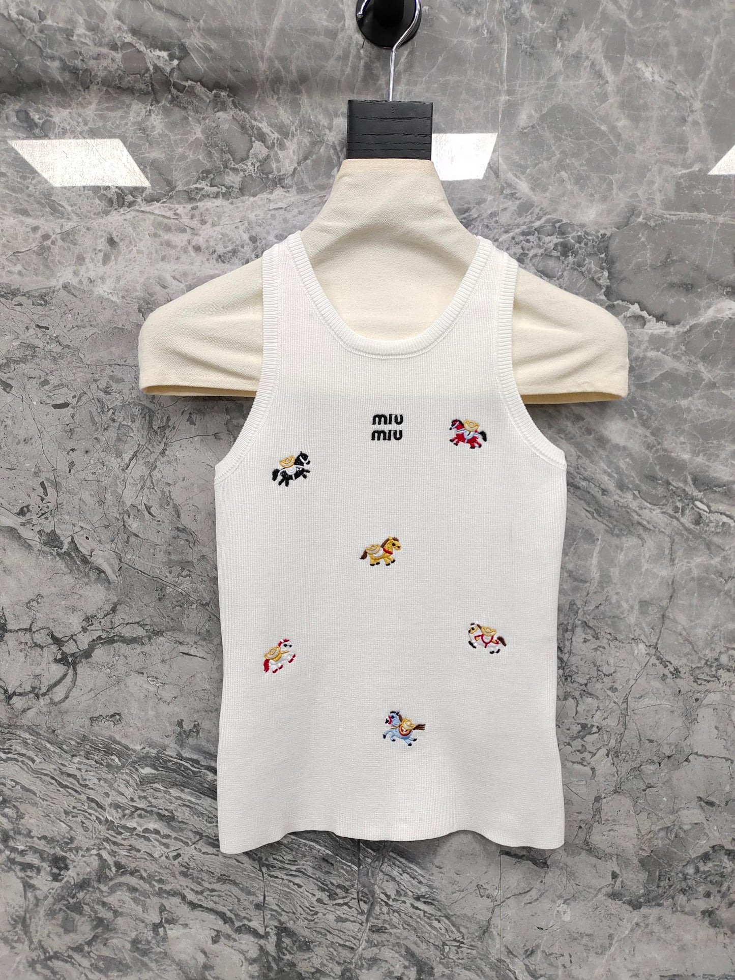 穆M家-𝟐𝟔𝐏 刺繡拼色無袖上衣背心 白色