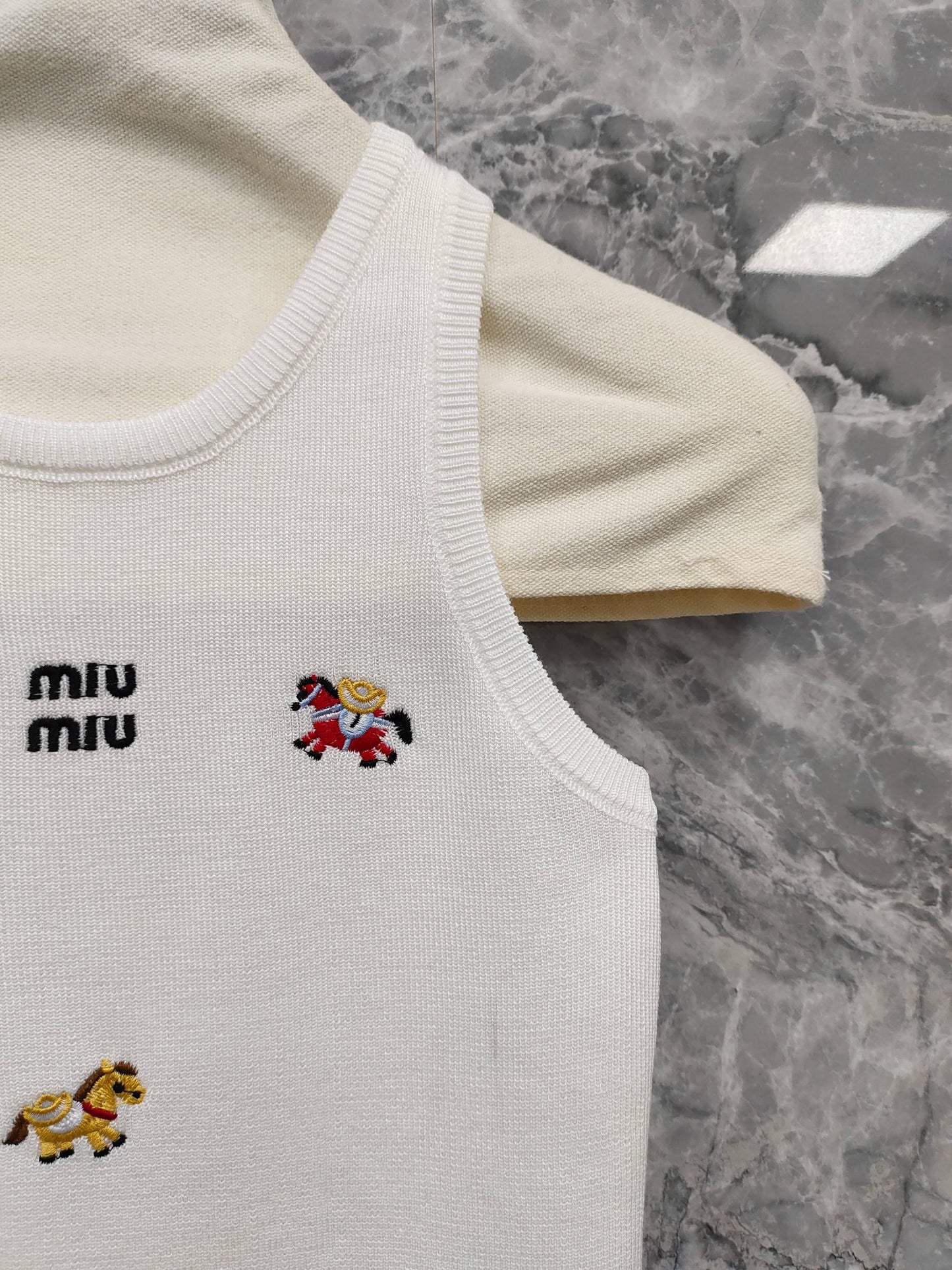 穆M家-𝟐𝟔𝐏 刺繡拼色無袖上衣背心 白色