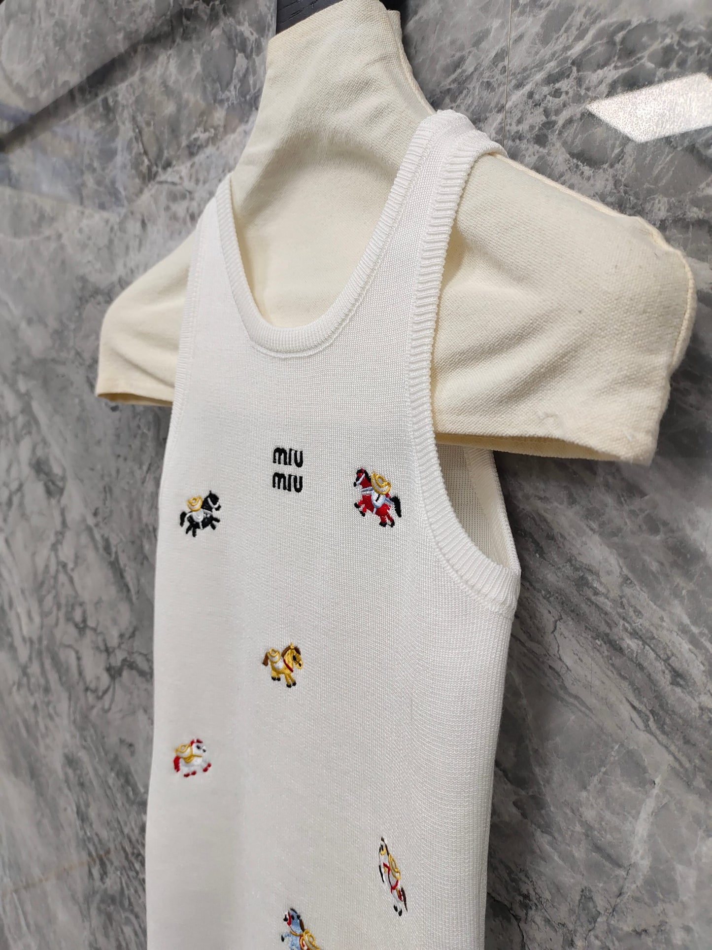 穆M家-𝟐𝟔𝐏 刺繡拼色無袖上衣背心 白色
