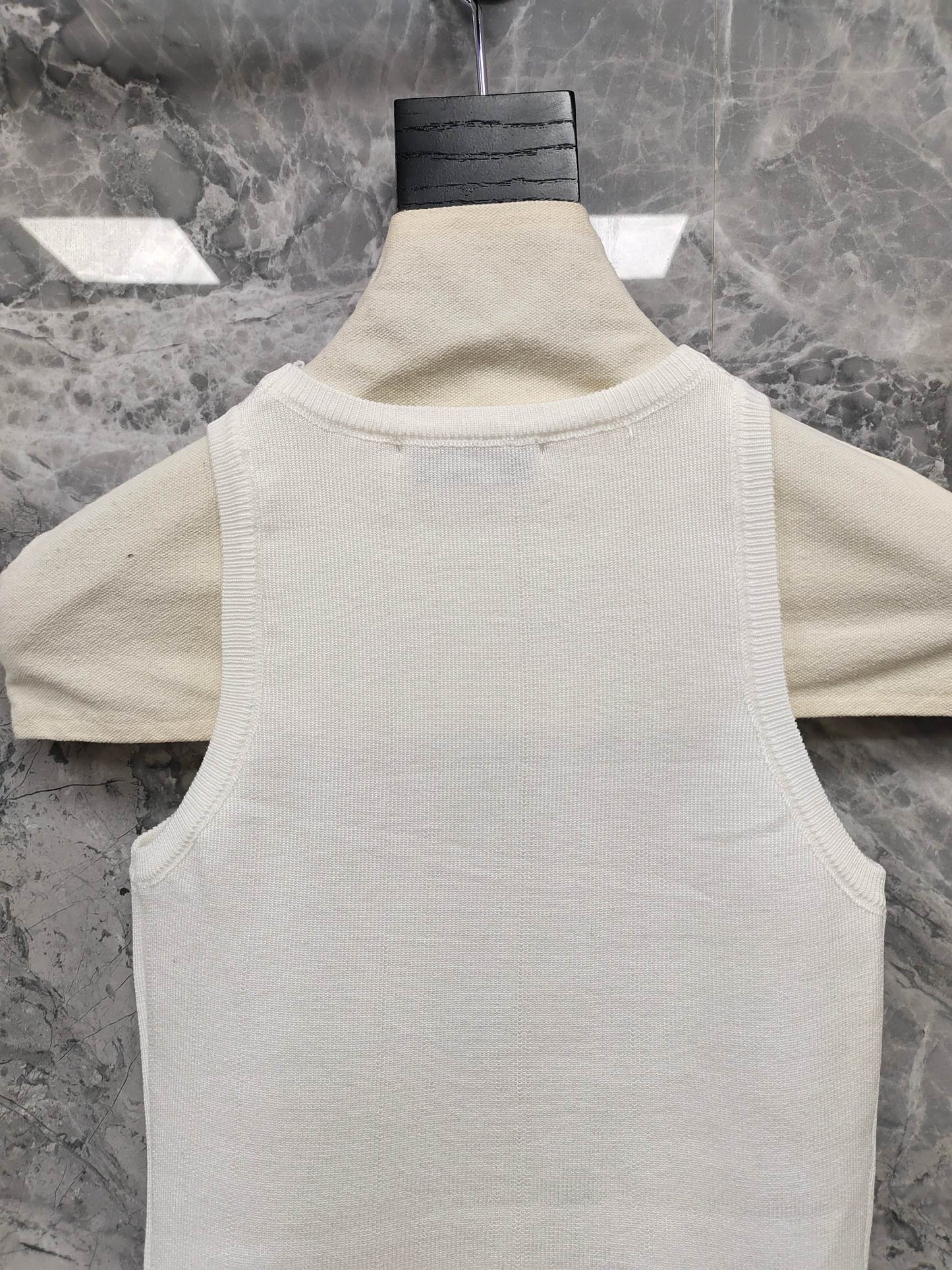 穆M家-𝟐𝟔𝐏 刺繡拼色無袖上衣背心 白色