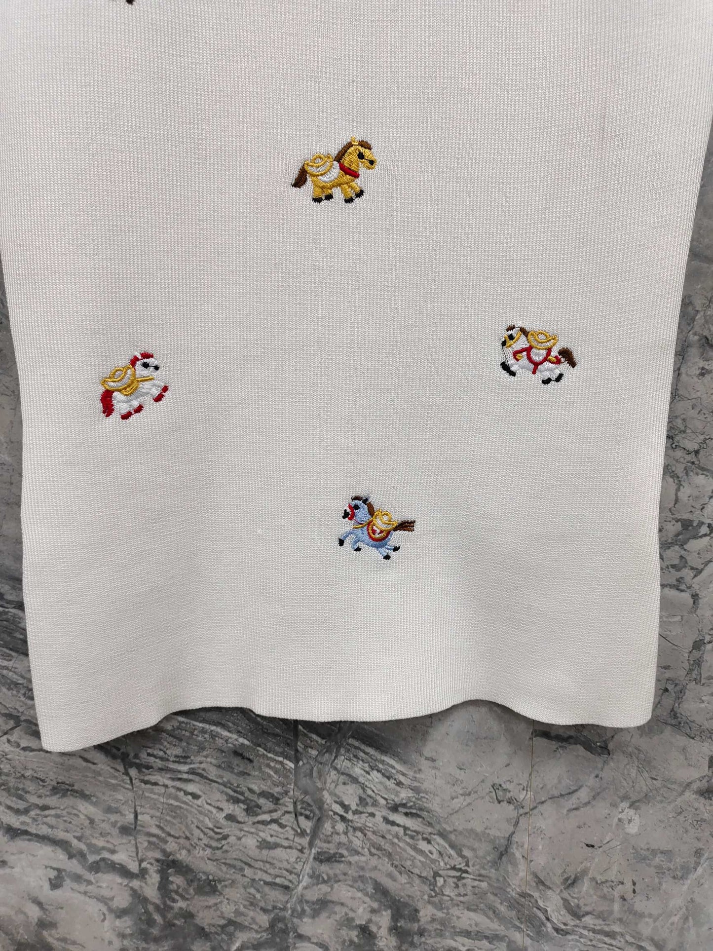 穆M家-𝟐𝟔𝐏 刺繡拼色無袖上衣背心 白色