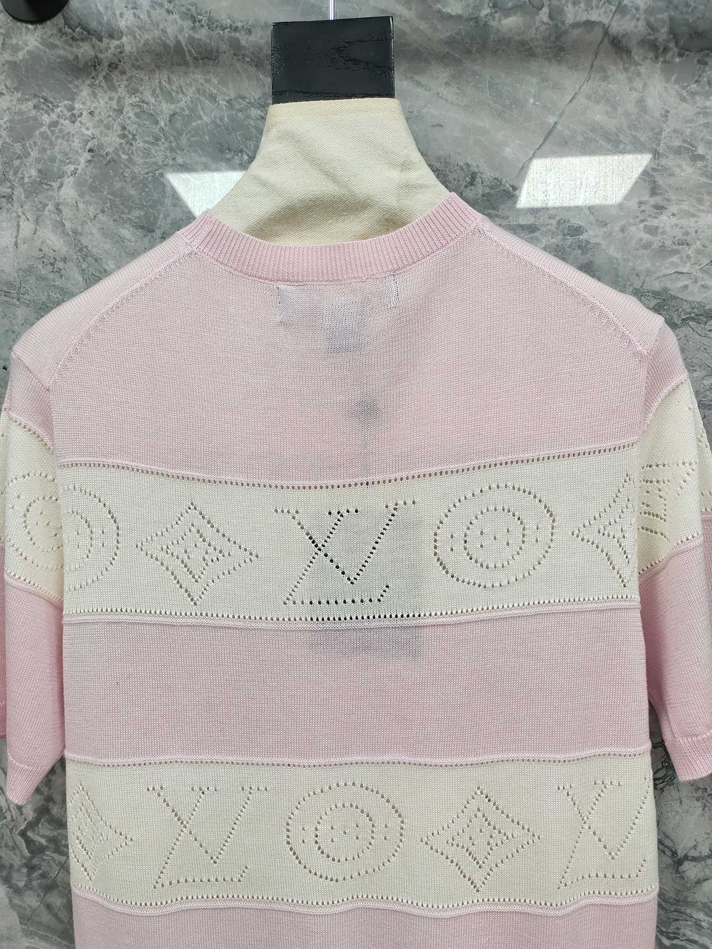 路L家-26新款短袖字母鏤空條紋上衣 粉色