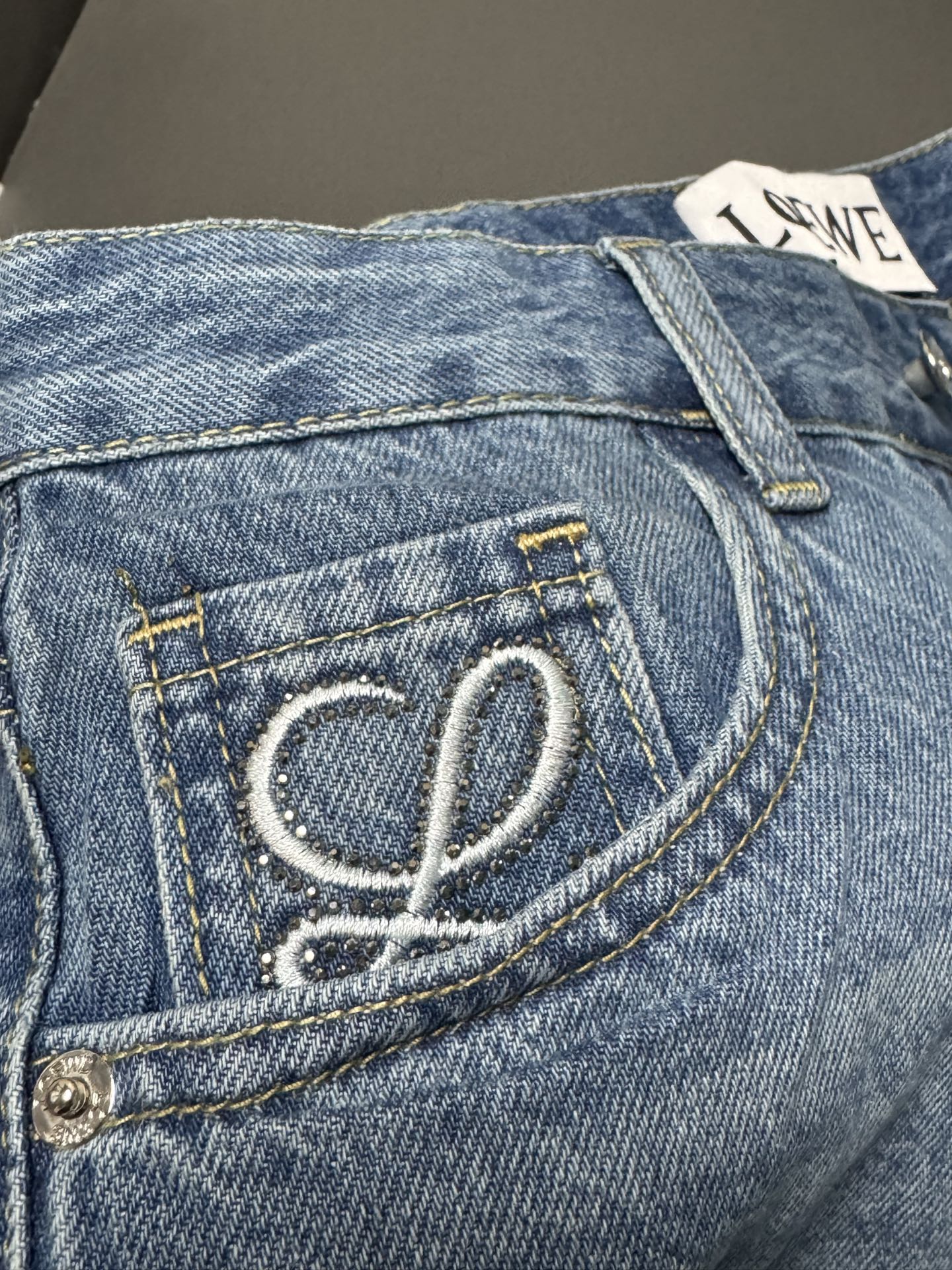 羅L家-口袋刺繡燙鑽logo牛仔短褲