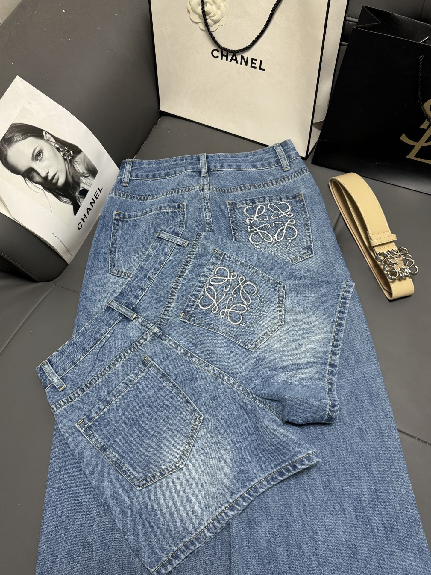 羅L家-口袋刺繡燙鑽logo牛仔短褲