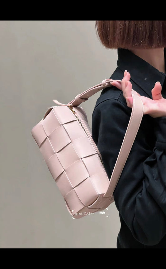 B編織-BRICK CASSETTE大格編織 腋下包 粉色