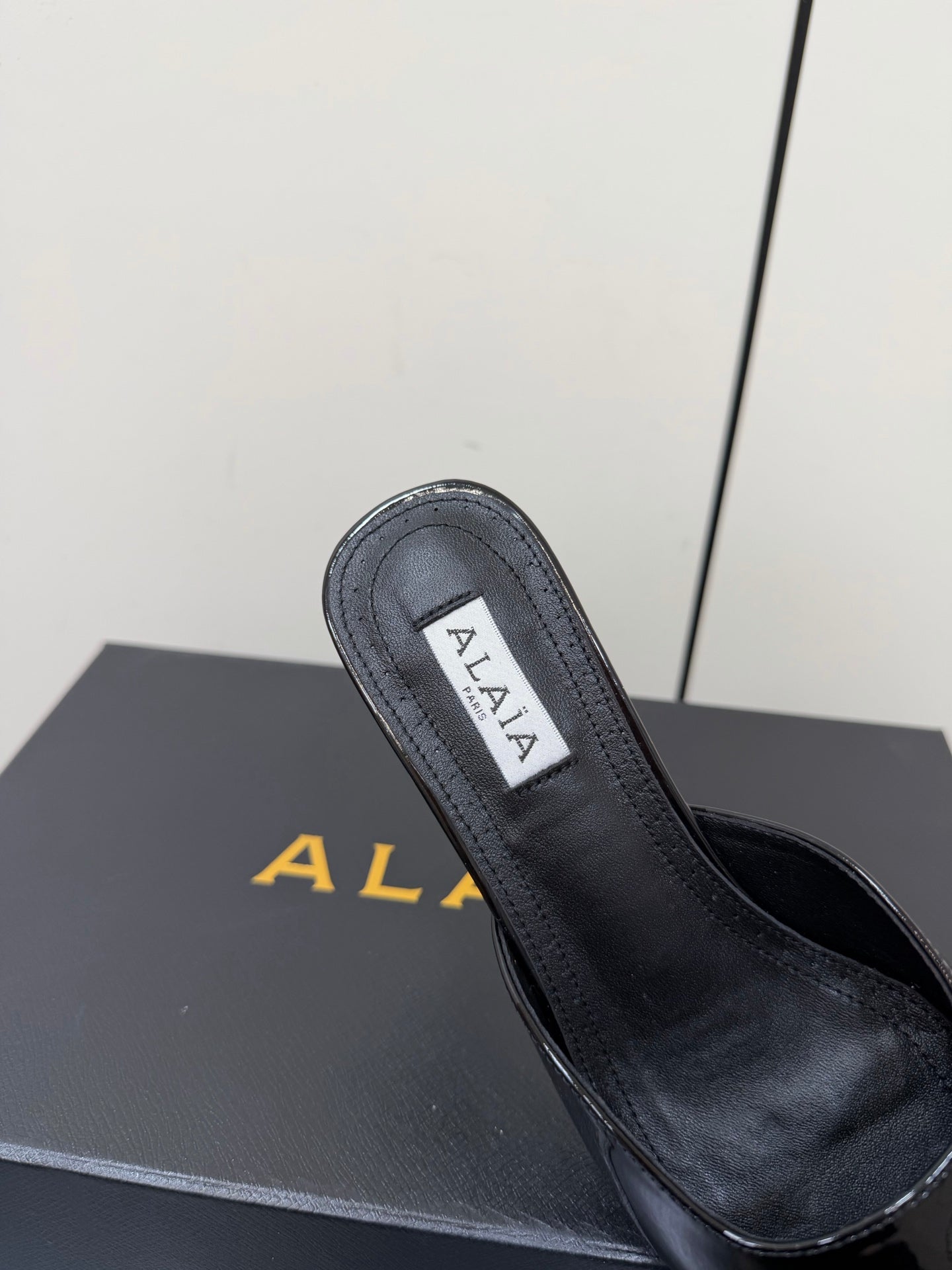 Ala-260707漆皮尖頭穆勒小高跟 黑色