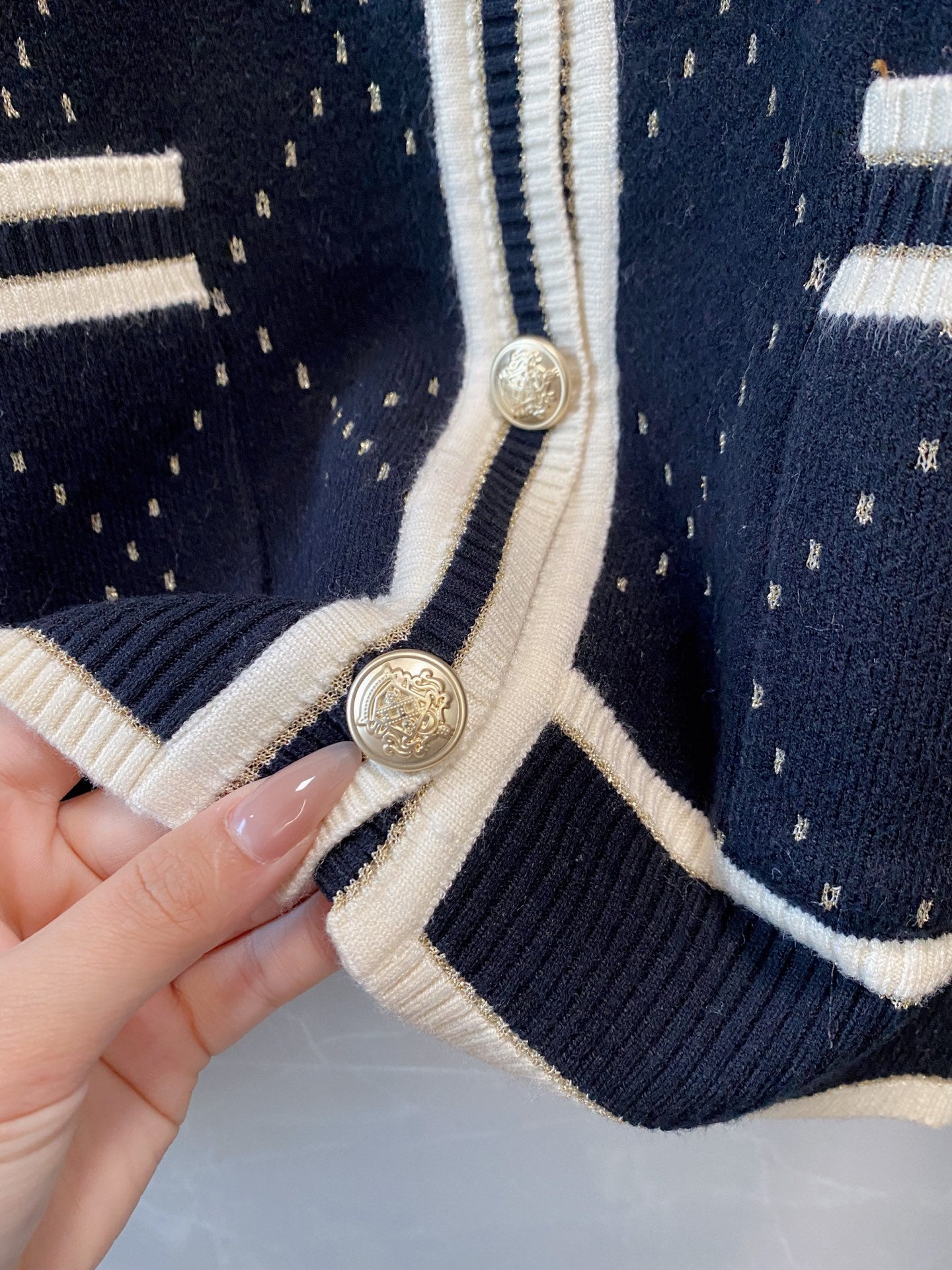 穆M家-菱格造型圓領開襟衫 寶藍