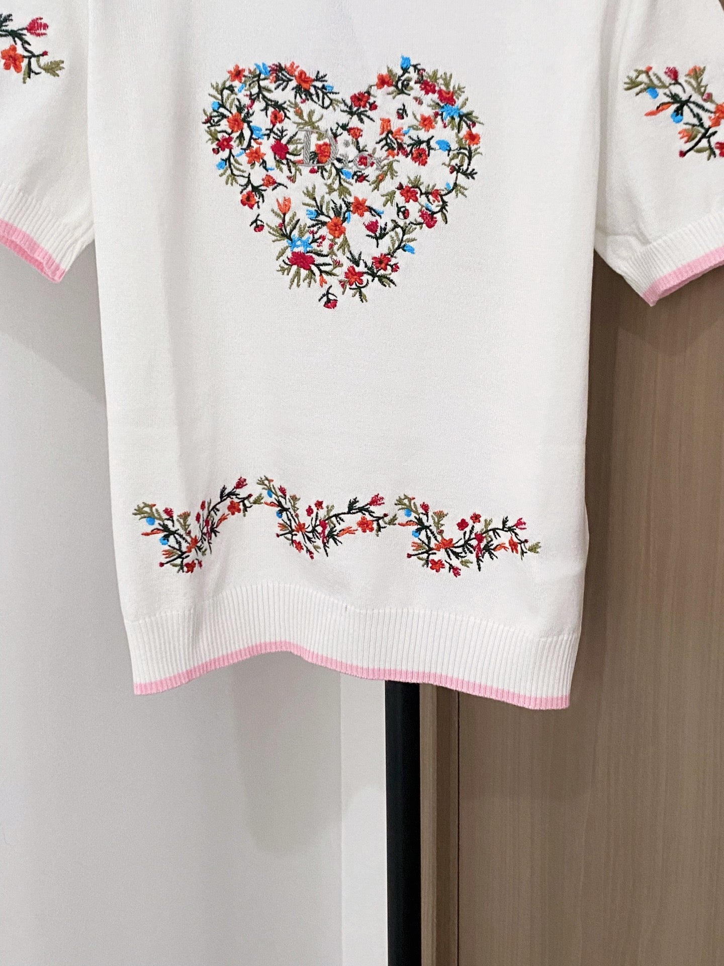 迪D家-愛心刺繡花卉針織短袖 白色